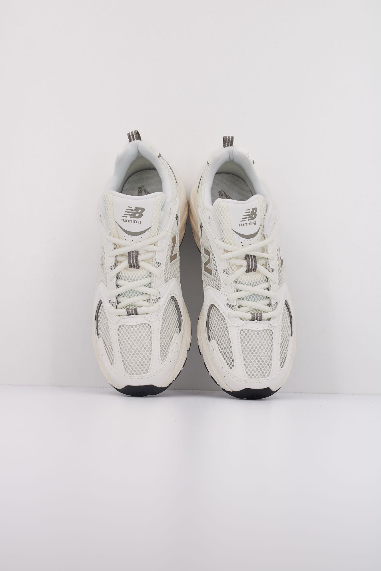 NEW BALANCE U530 en color BLANCO (3)