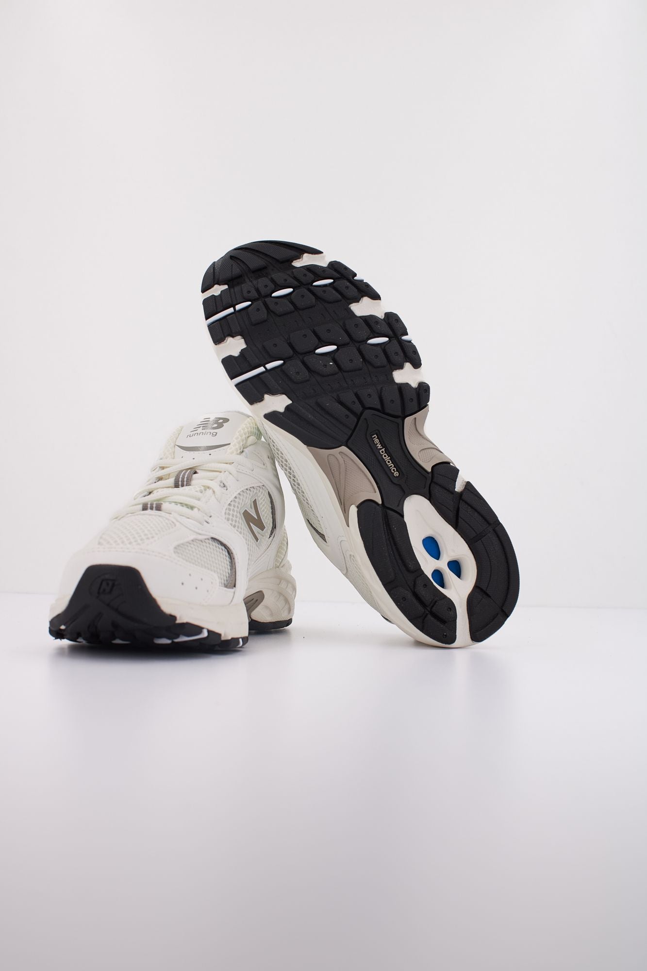 NEW BALANCE U530 en color BLANCO (5)