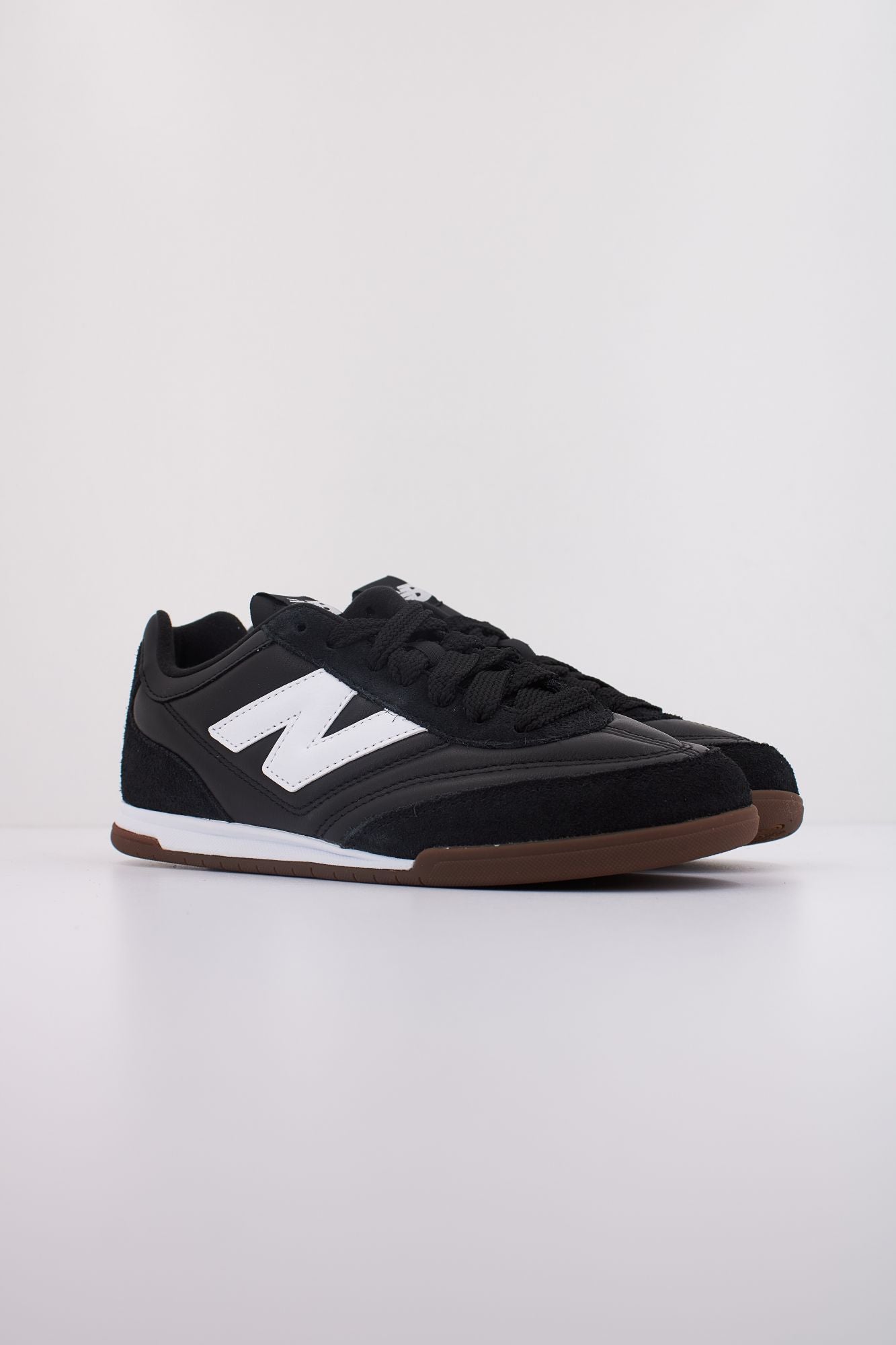 NEW BALANCE URC42 en color NEGRO (2)