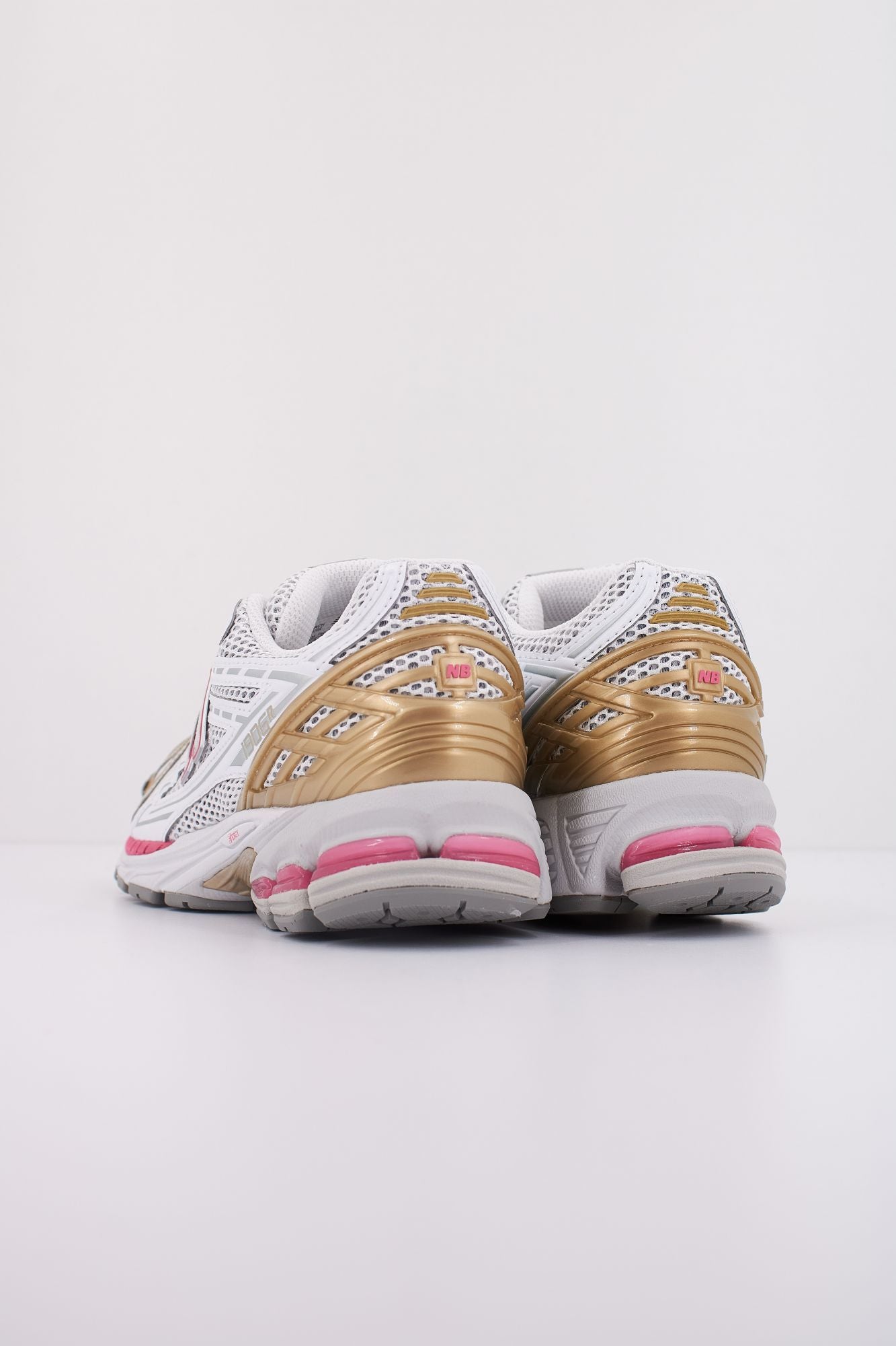 NEW BALANCE U1906 RCH en color BLANCO (4)