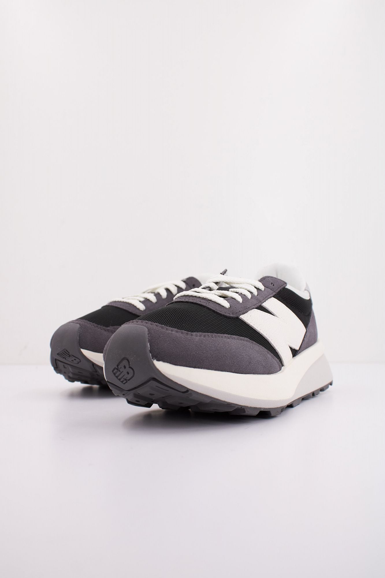 NEW BALANCE U370 en color GRIS (2)