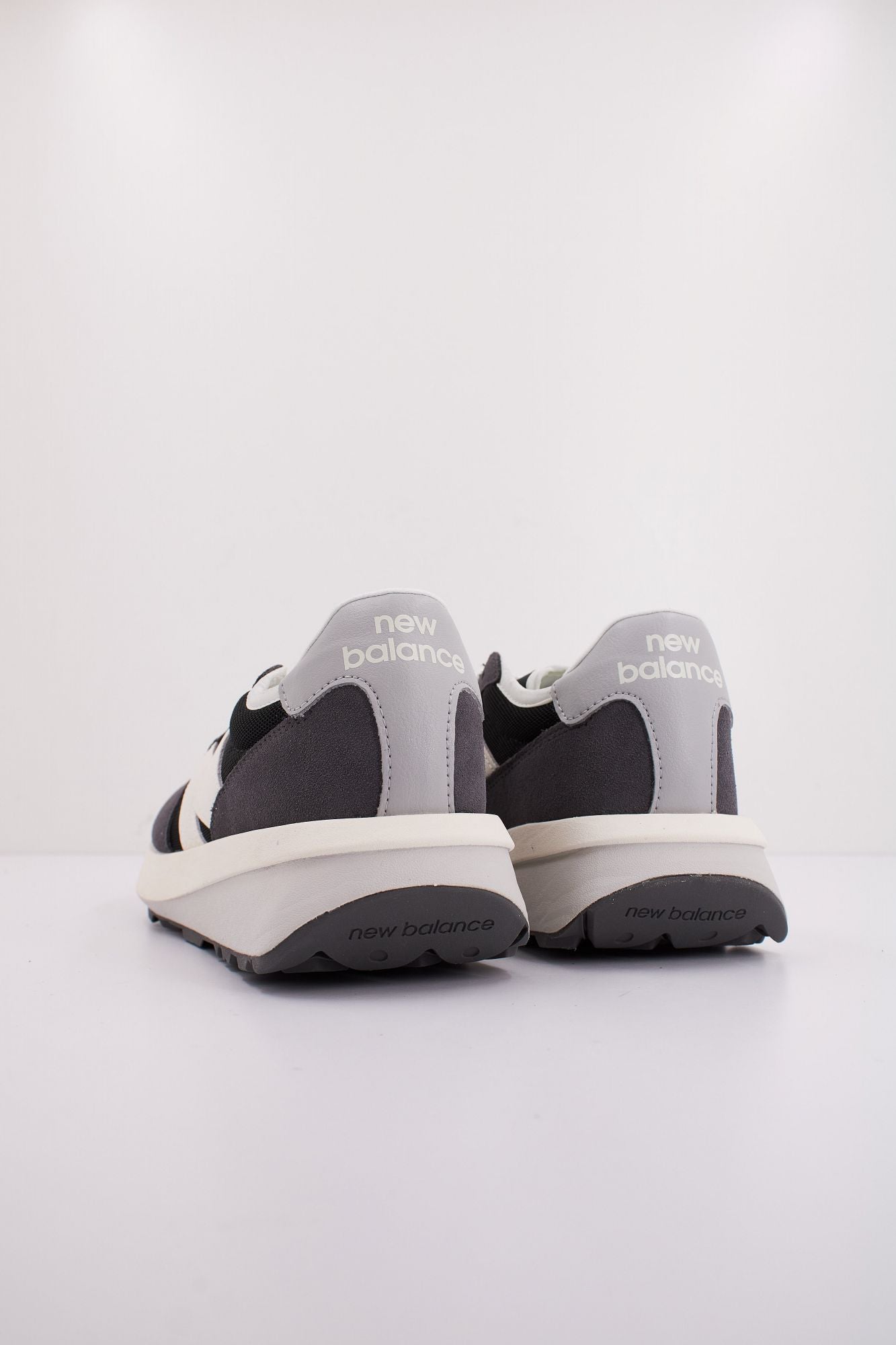 NEW BALANCE U370 en color GRIS (4)