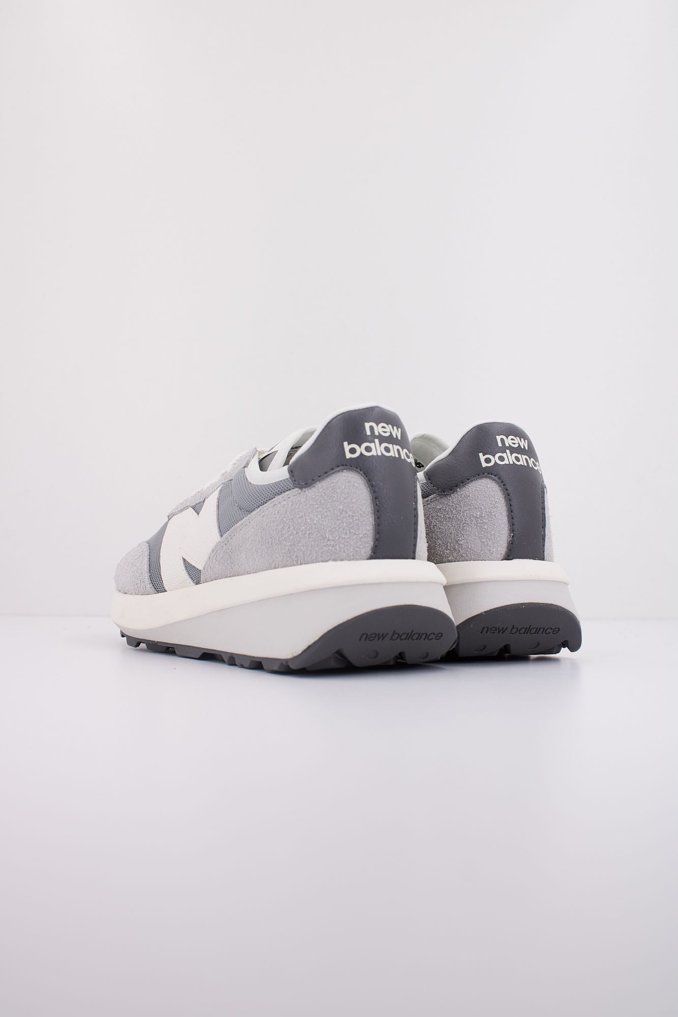 NEW BALANCE U370 en color GRIS (4)