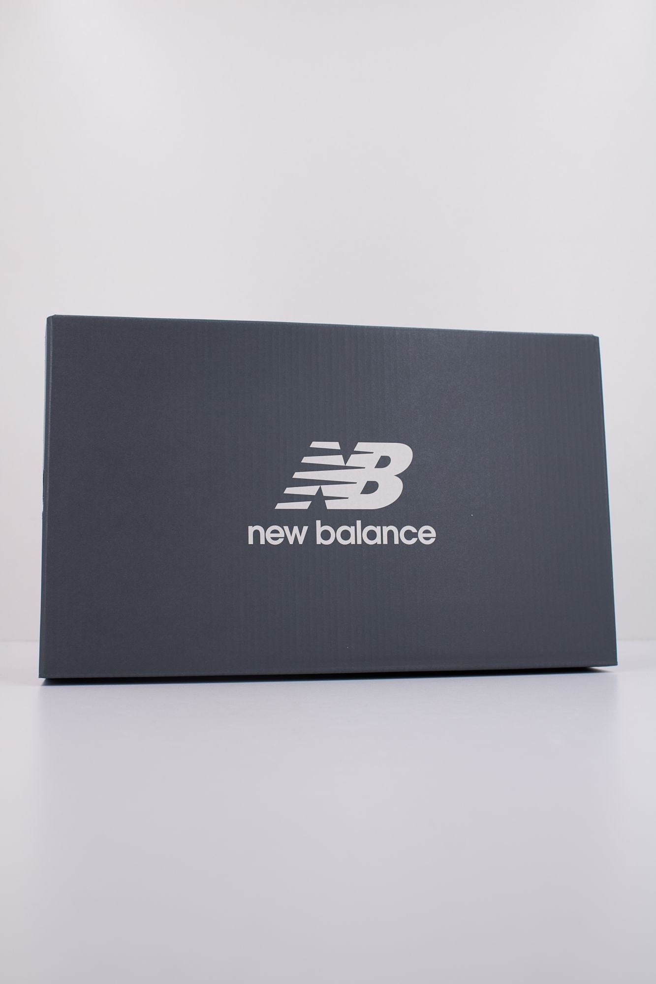 NEW BALANCE U370 AL en color VERDE (6)