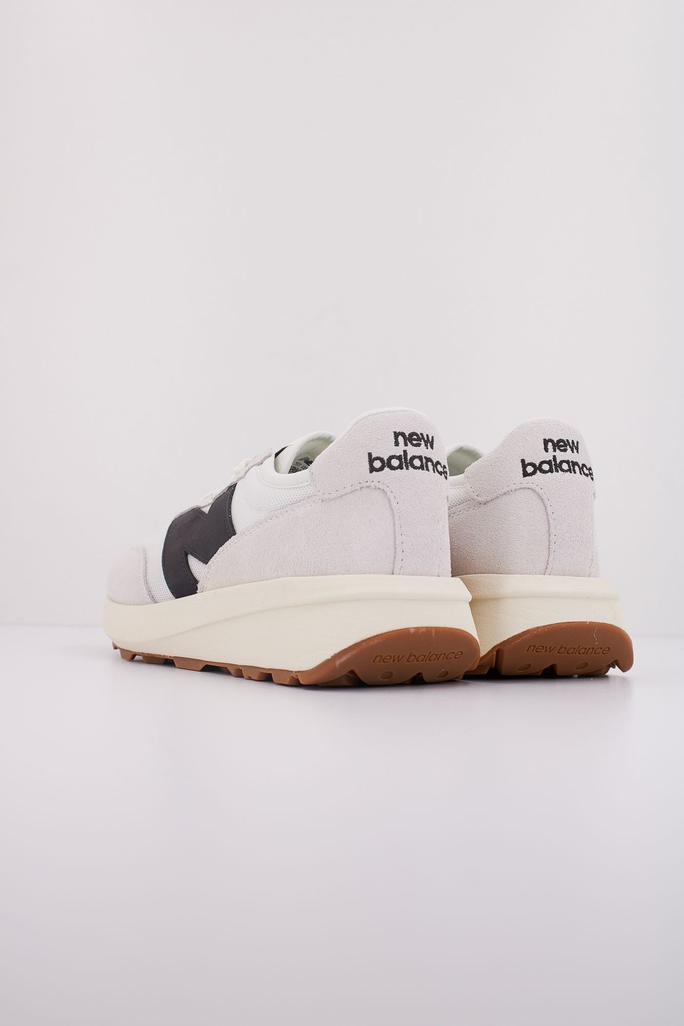 NEW BALANCE U370 CA en color BLANCO (4)