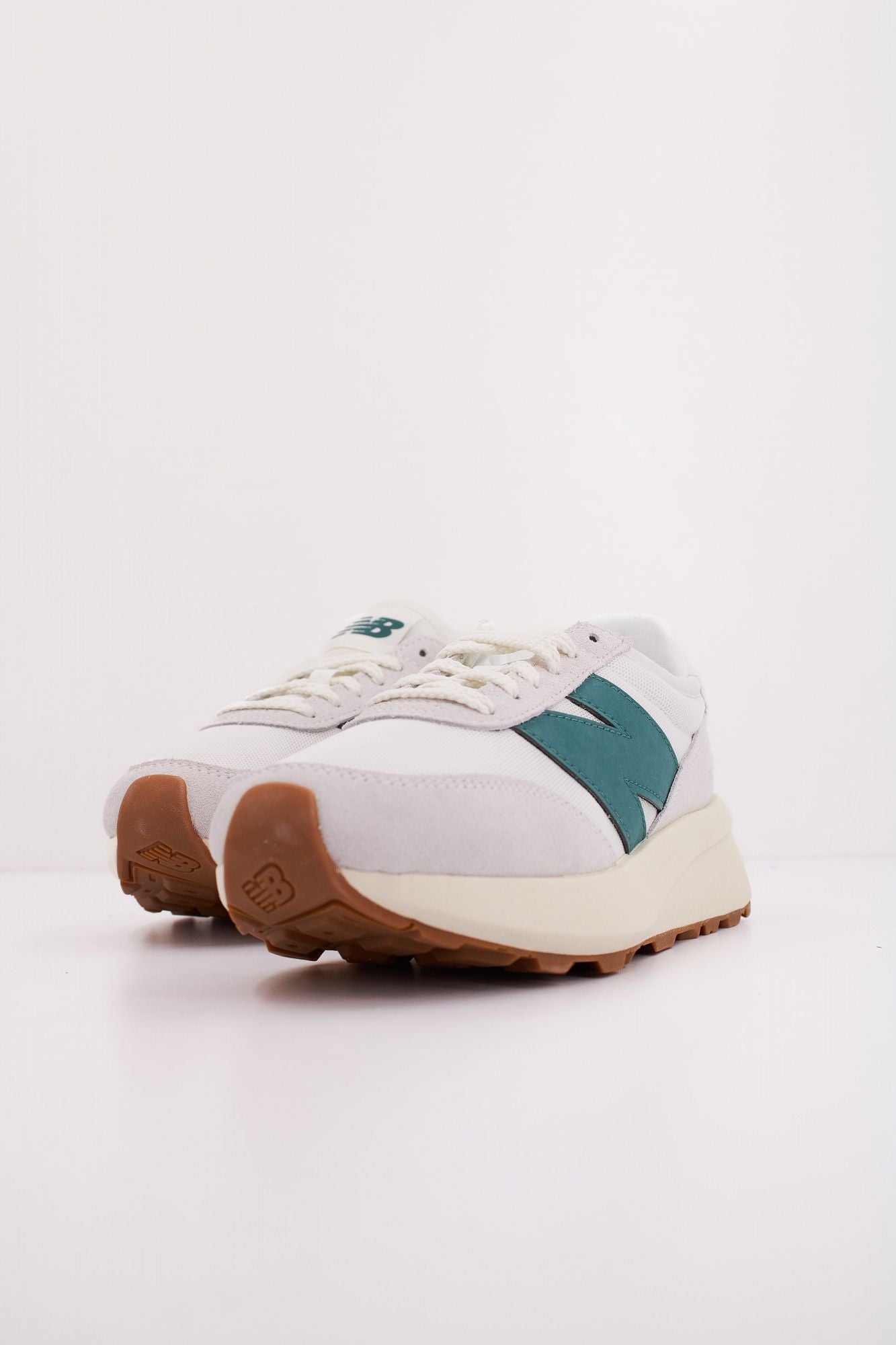 NEW BALANCE U370 en color BLANCO (2)