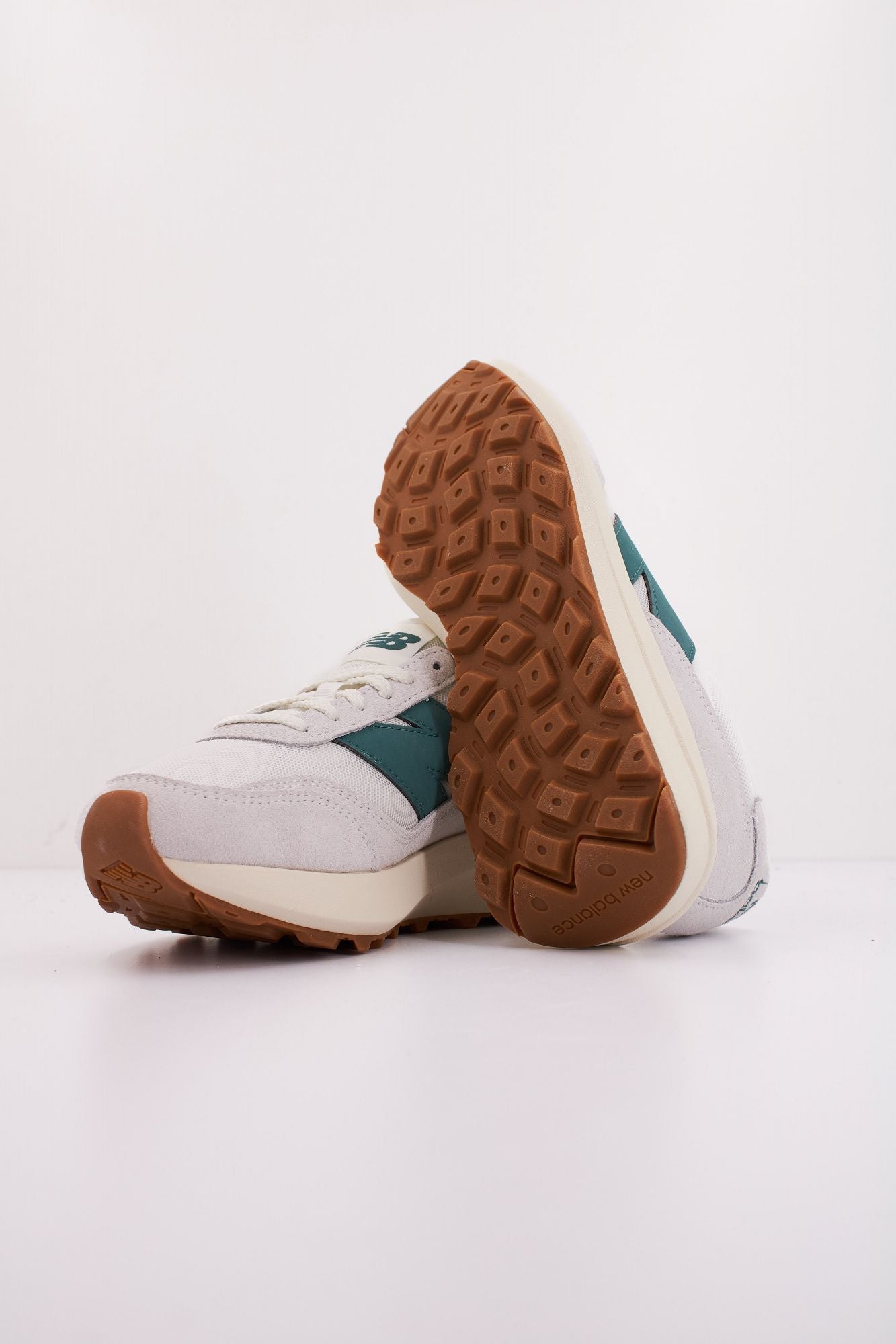NEW BALANCE U370 en color BLANCO (5)