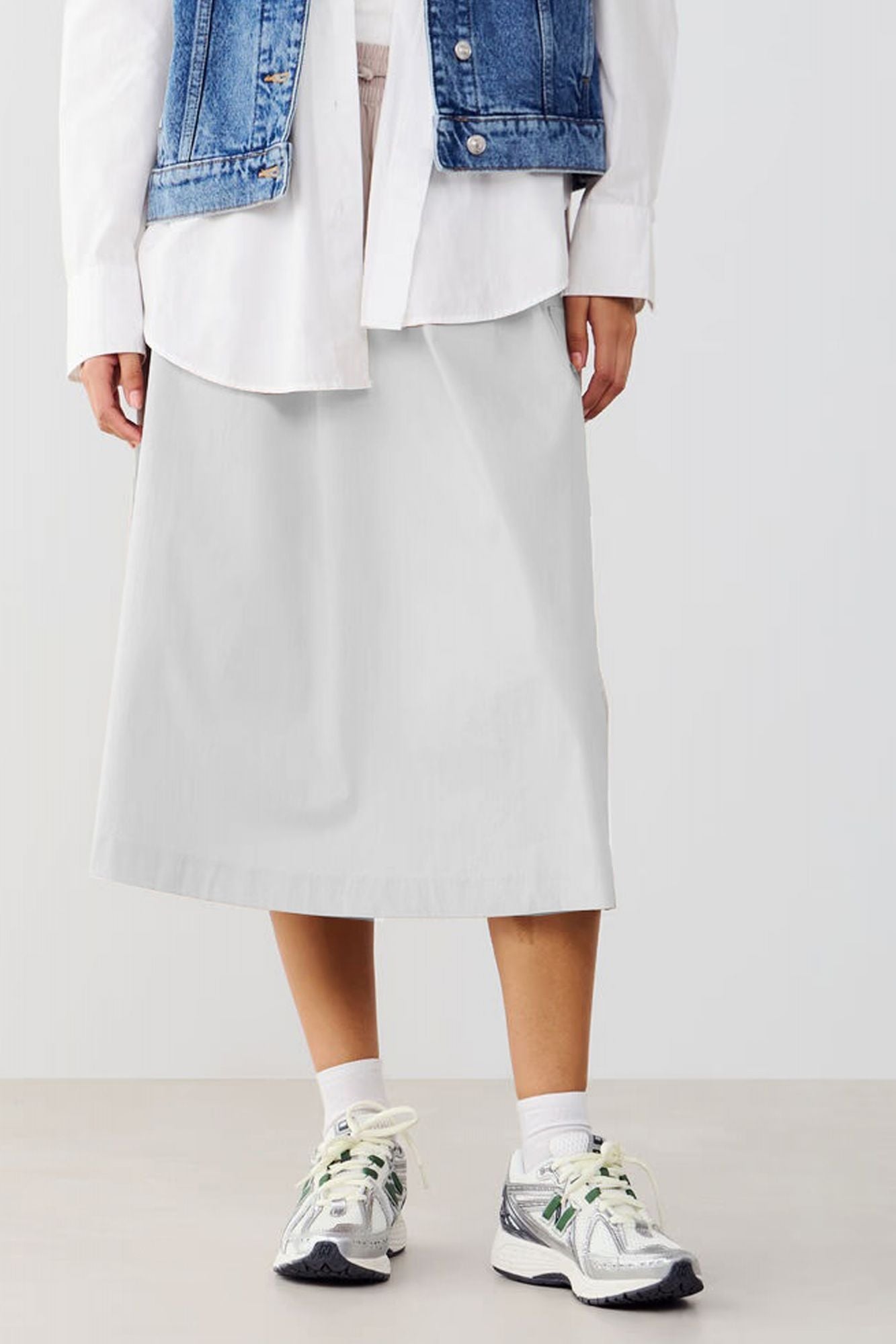 NEW BALANCE MIDI CARGO SKIRT en color GRIS (1)