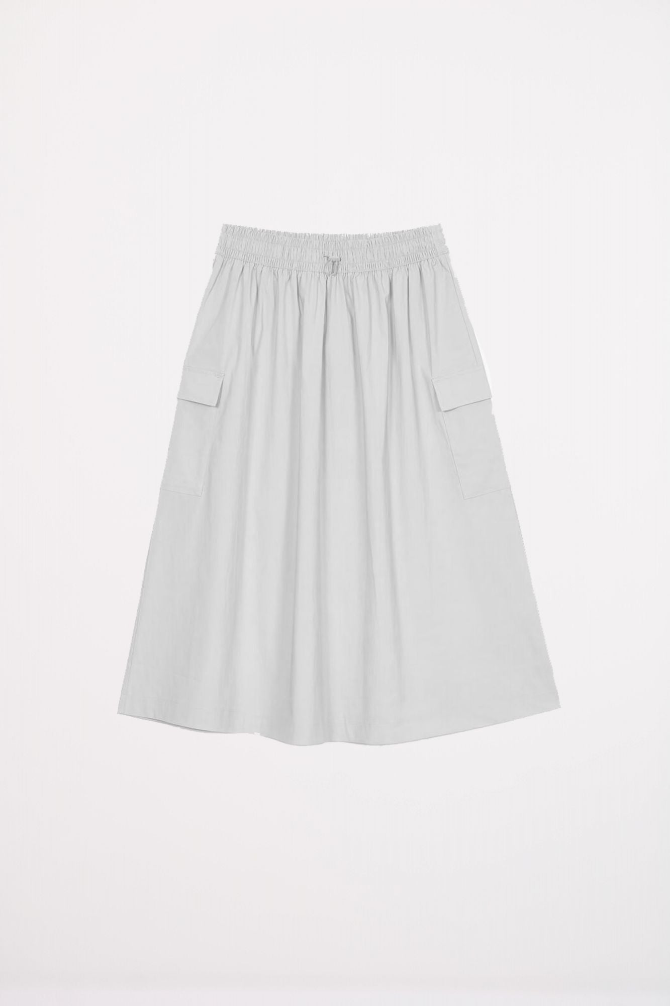 NEW BALANCE MIDI CARGO SKIRT en color GRIS (2)