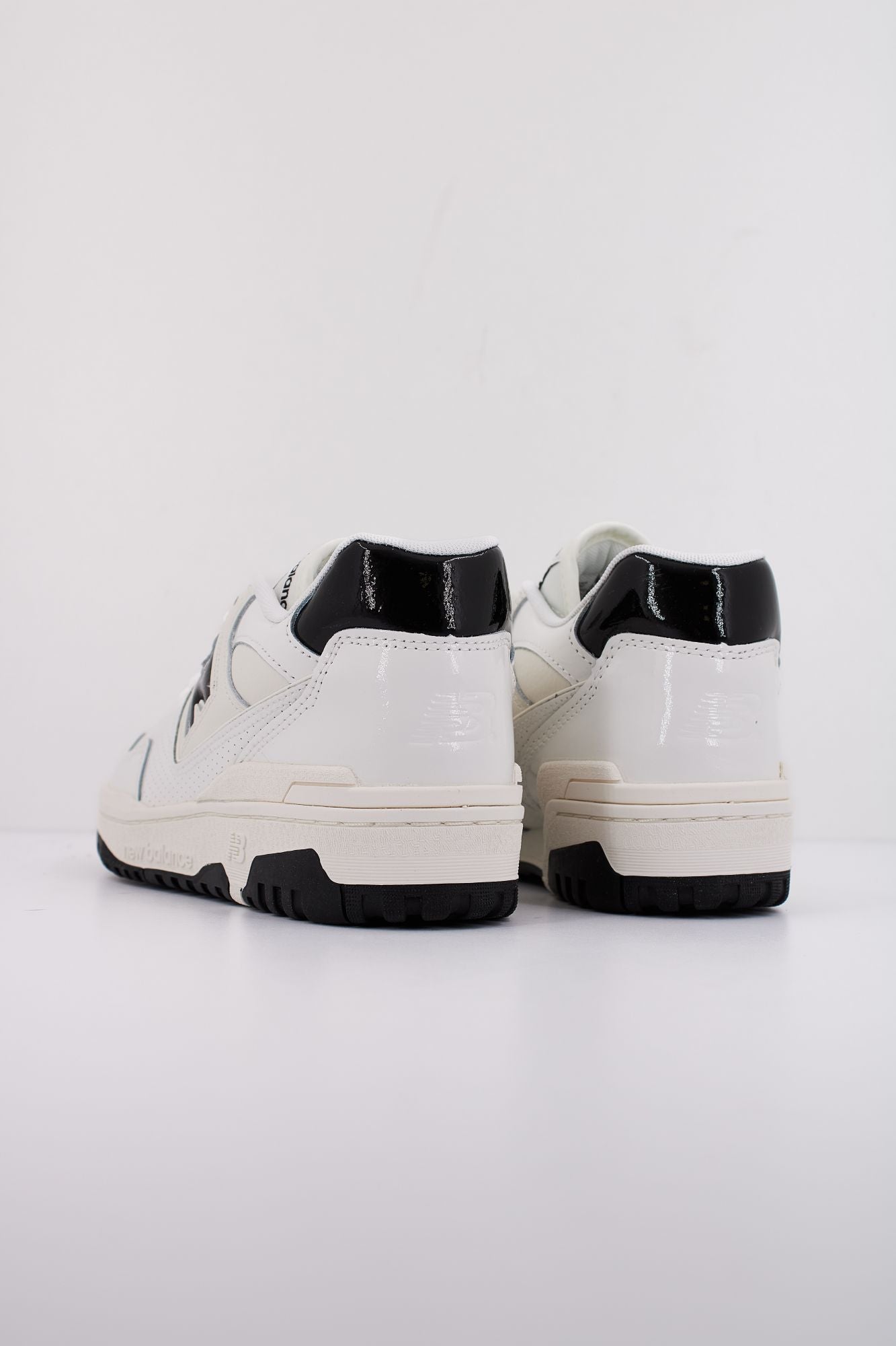 NEW BALANCE BB550 YKF en color BLANCO (4)