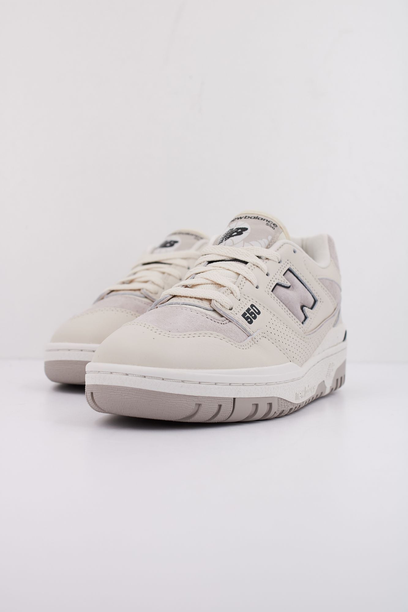 NEW BALANCE BBW550 RB en color BEIS (2)