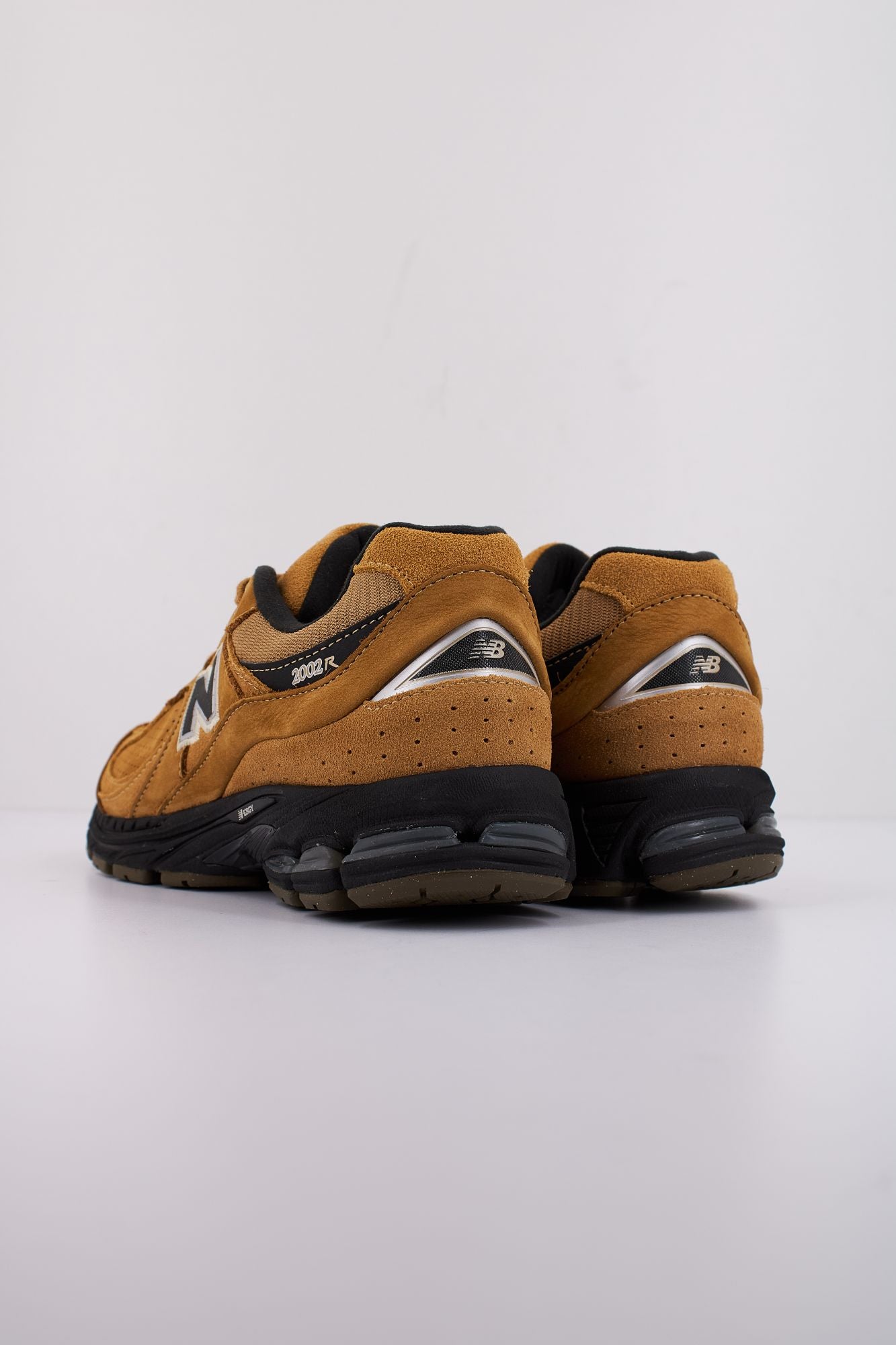 NEW BALANCE M2002 REI en color MARRON (4)