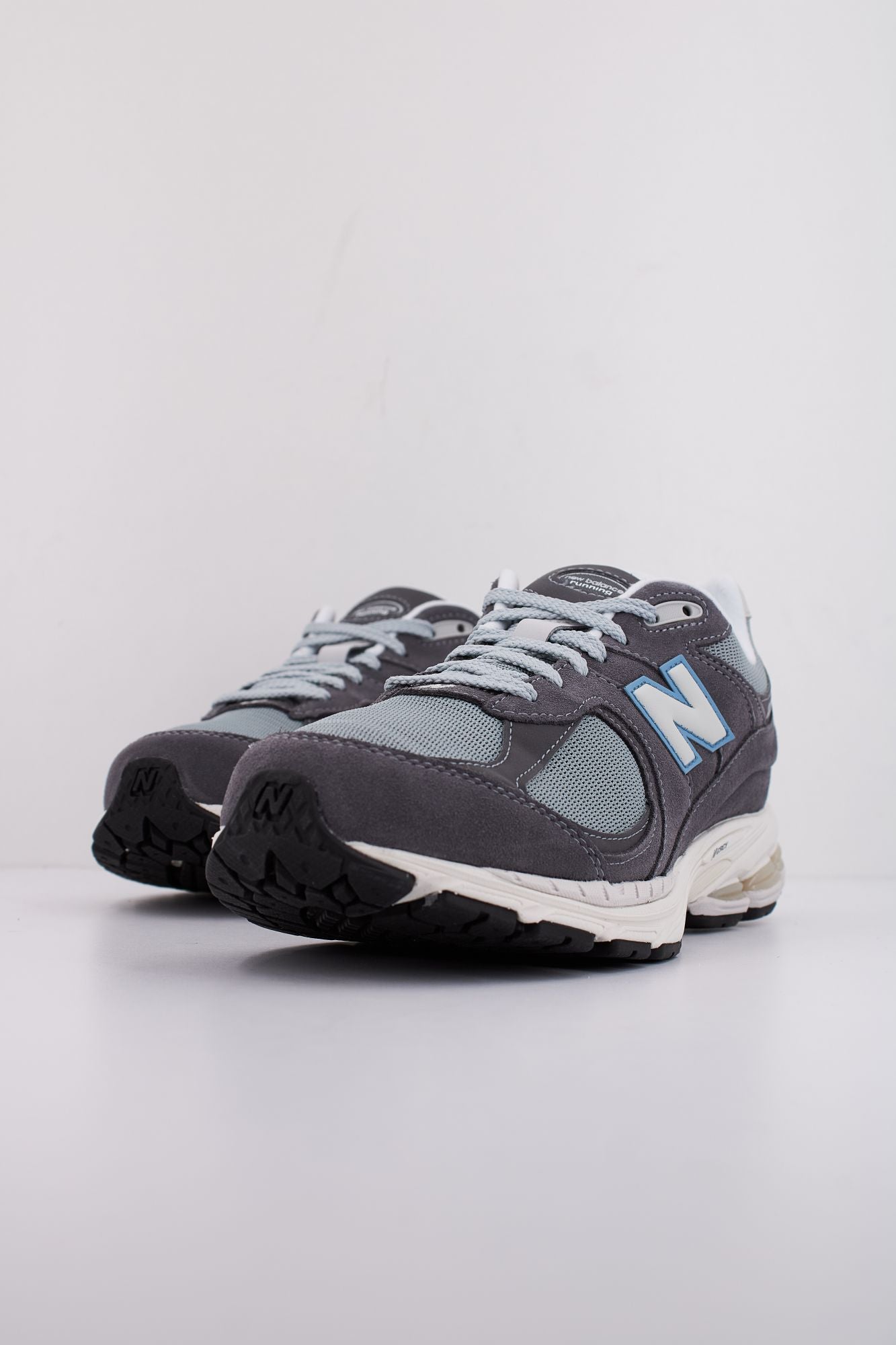 NEW BALANCE M2002 RFB en color GRIS (2)