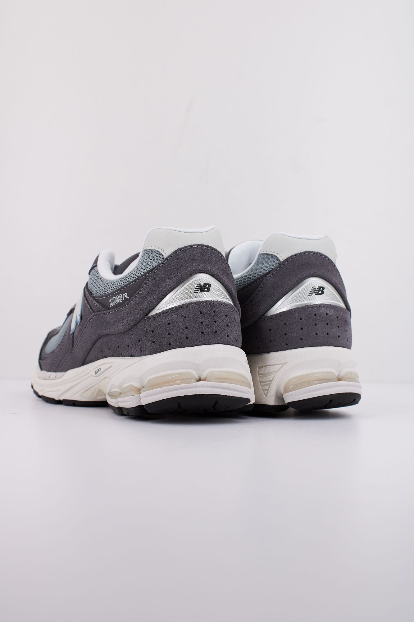 NEW BALANCE M2002 RFB en color GRIS (4)