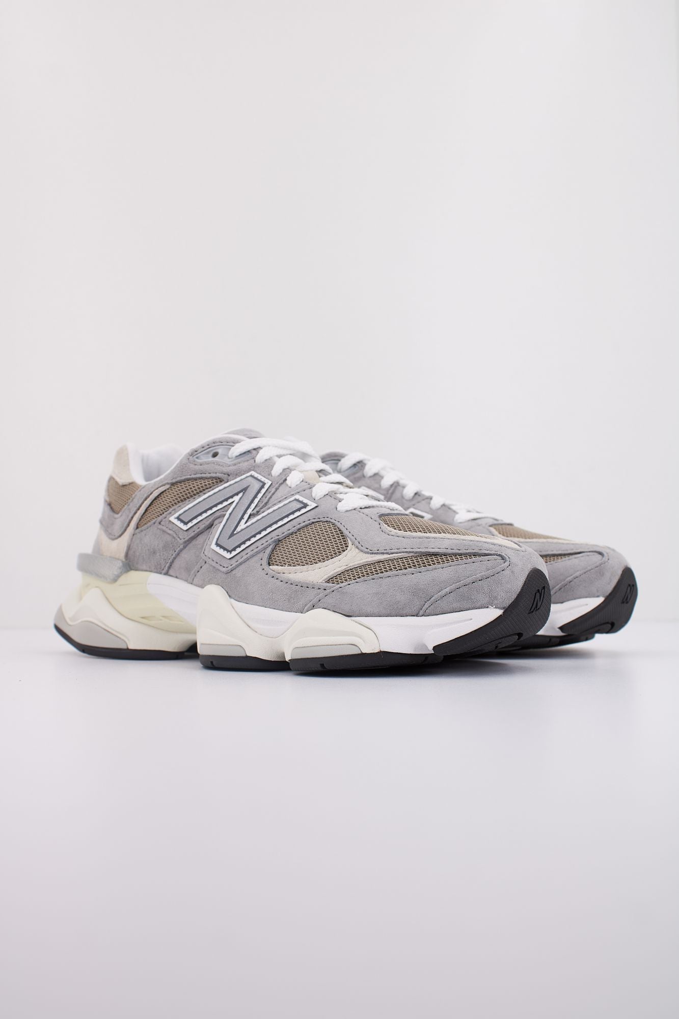 NEW BALANCE U9060 en color GRIS (2)
