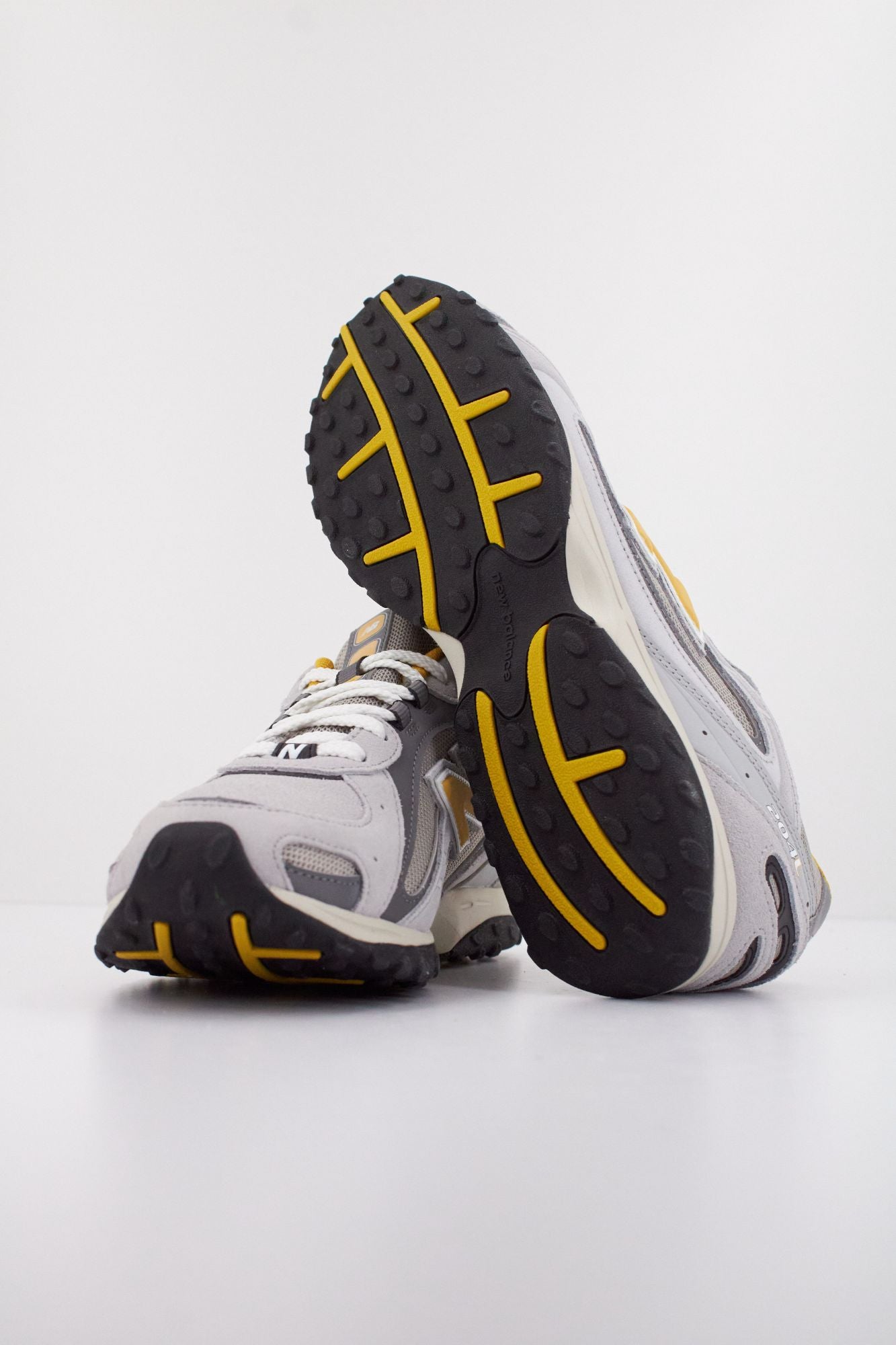 NEW BALANCE U204L NPB en color GRIS (5)
