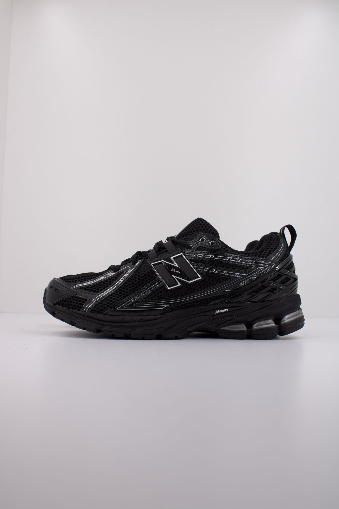 NEW BALANCE M1906 en color NEGRO (1)