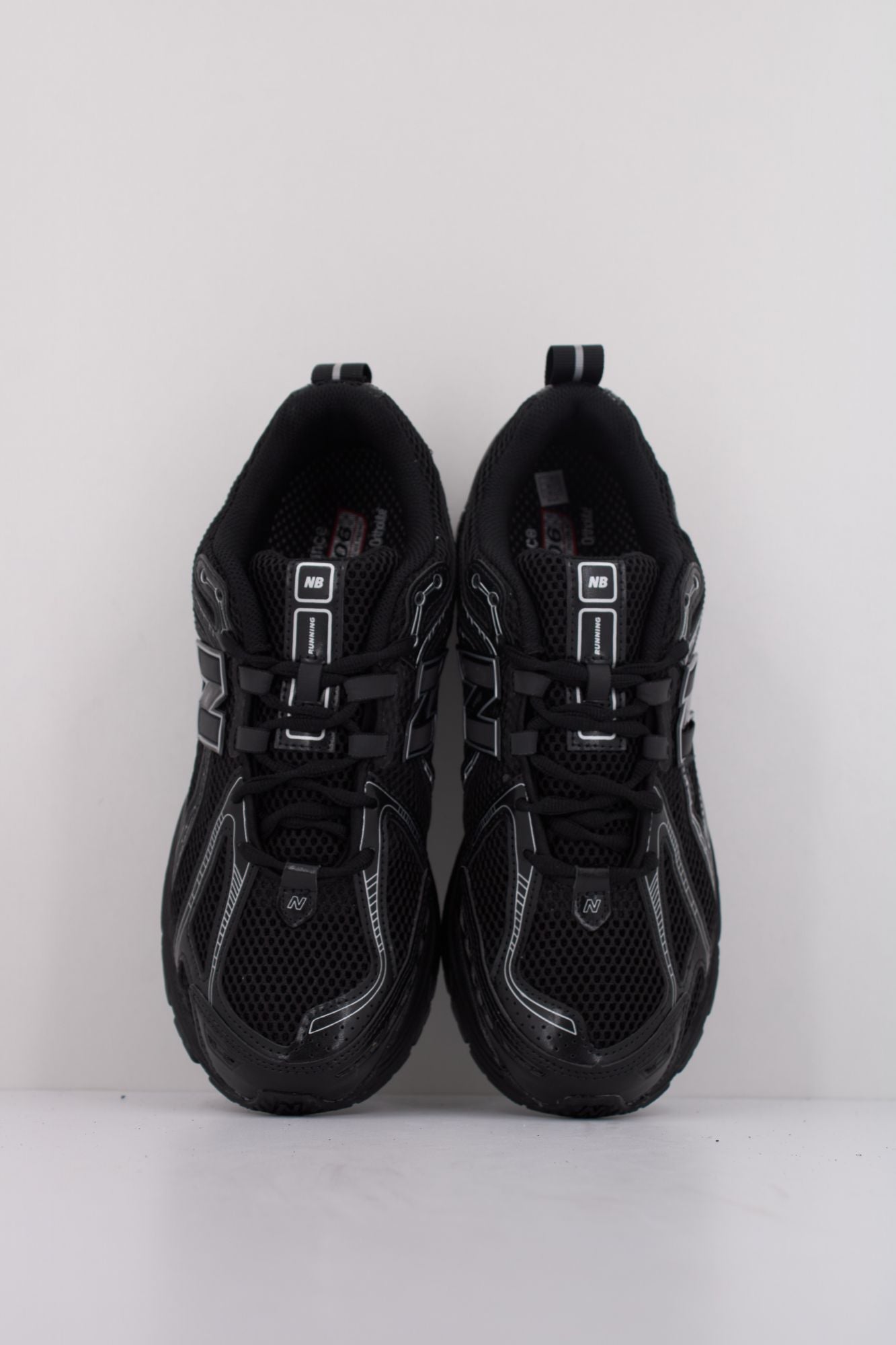 NEW BALANCE M1906 en color NEGRO (5)