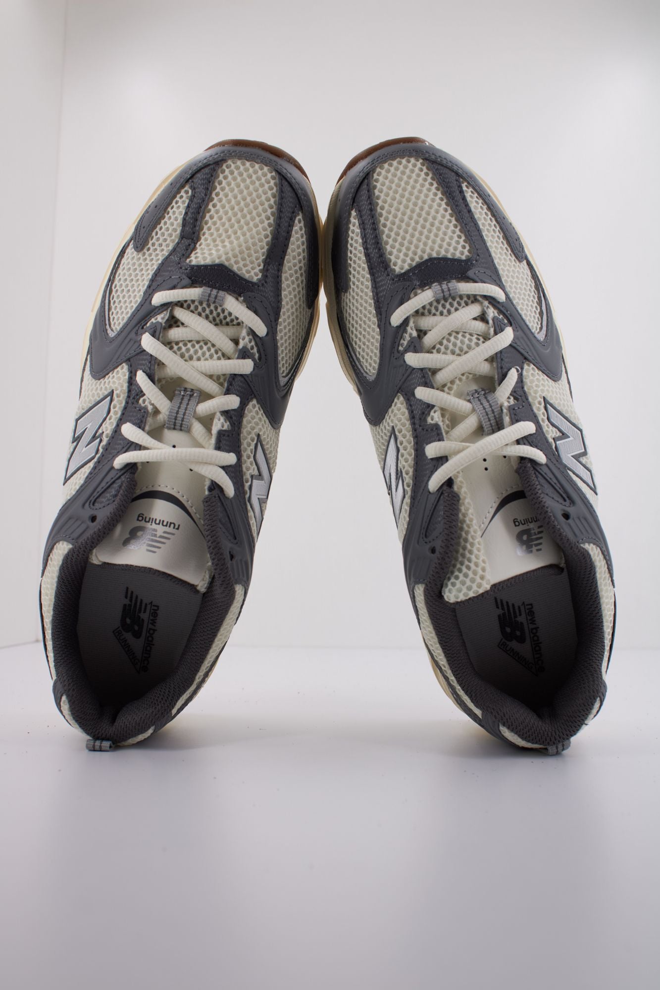 NEW BALANCE MR530 en color GRIS (3)