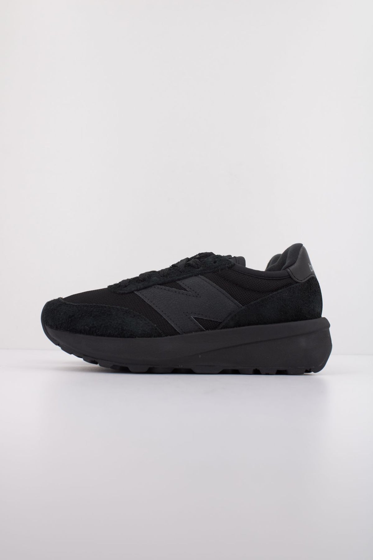 NEW BALANCE U370 en color NEGRO (1)