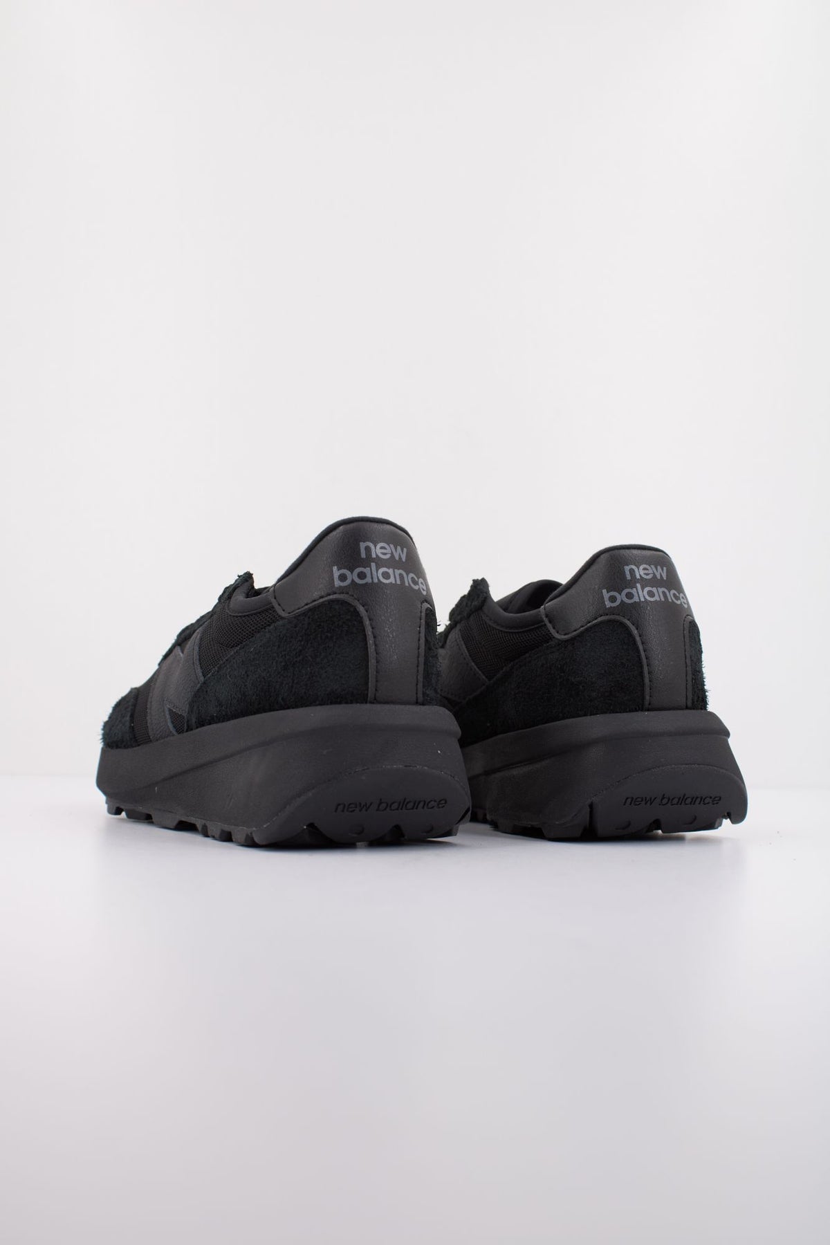NEW BALANCE U370 en color NEGRO (4)