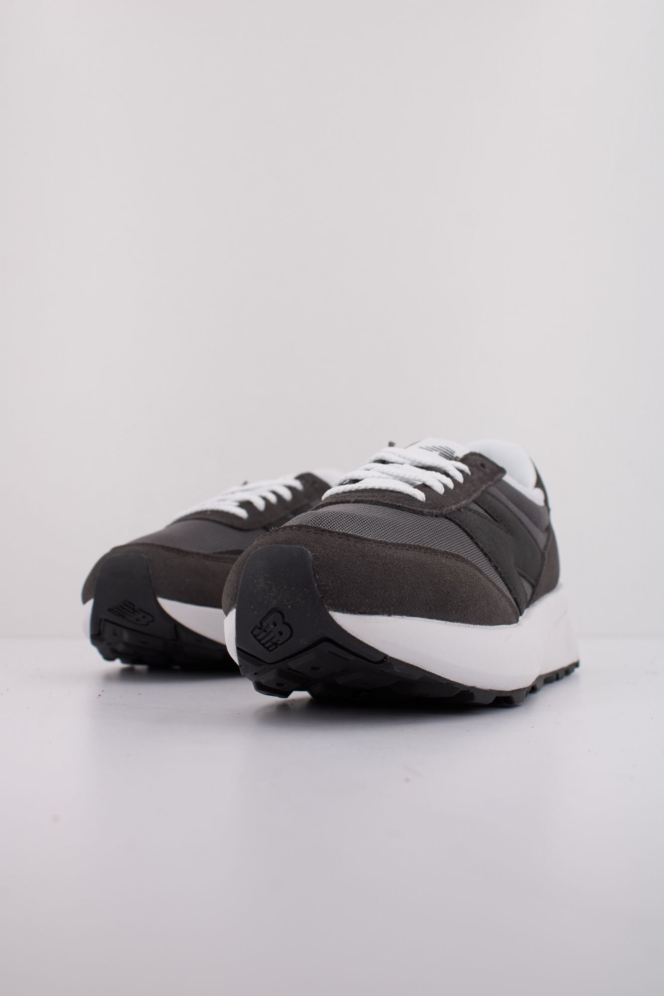 NEW BALANCE U370 HD en color GRIS (2)