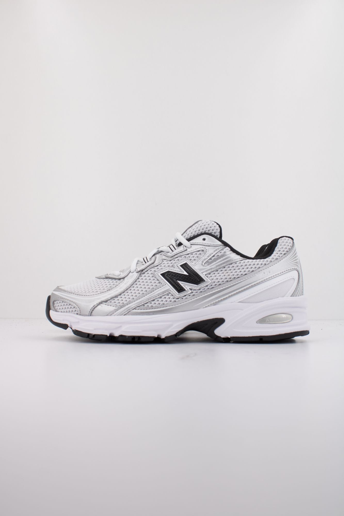 NEW BALANCE U740 en color BLANCO (1)