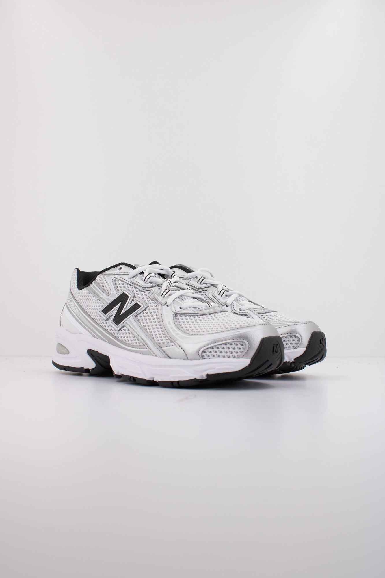 NEW BALANCE U740 en color BLANCO (2)