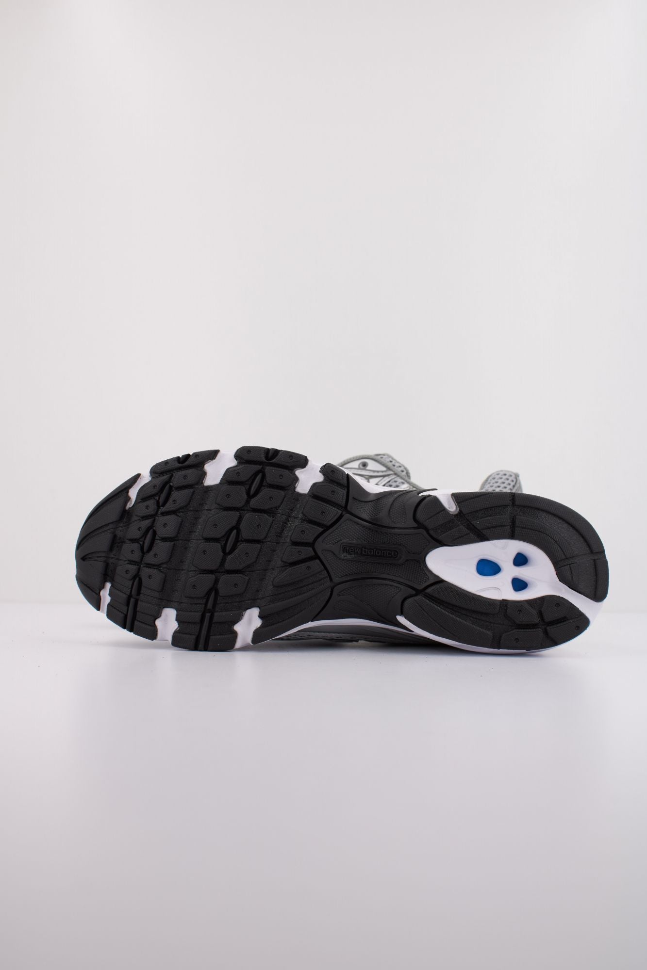 NEW BALANCE U740 en color PLATA (5)