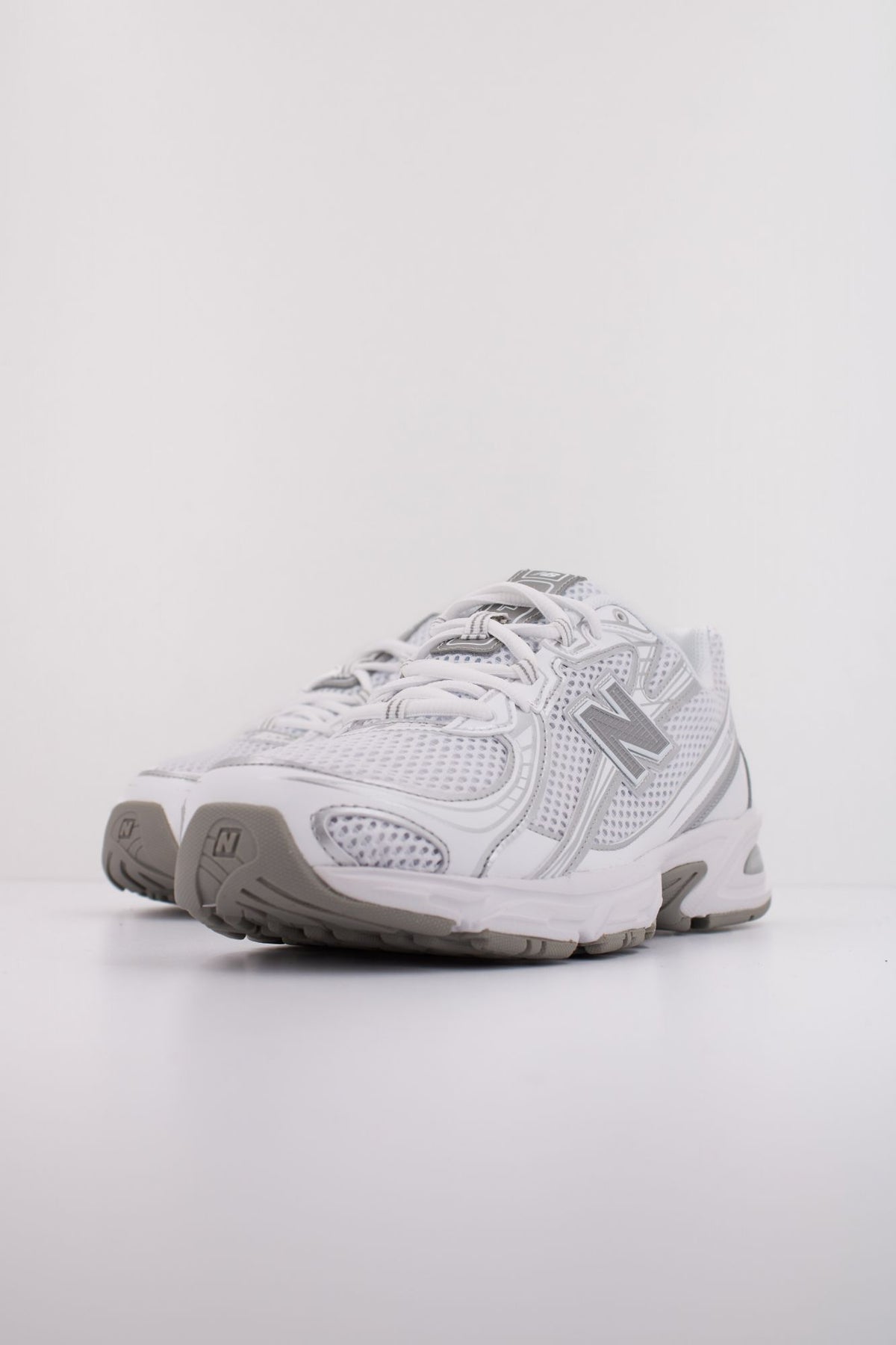 NEW BALANCE U740 en color BLANCO (2)