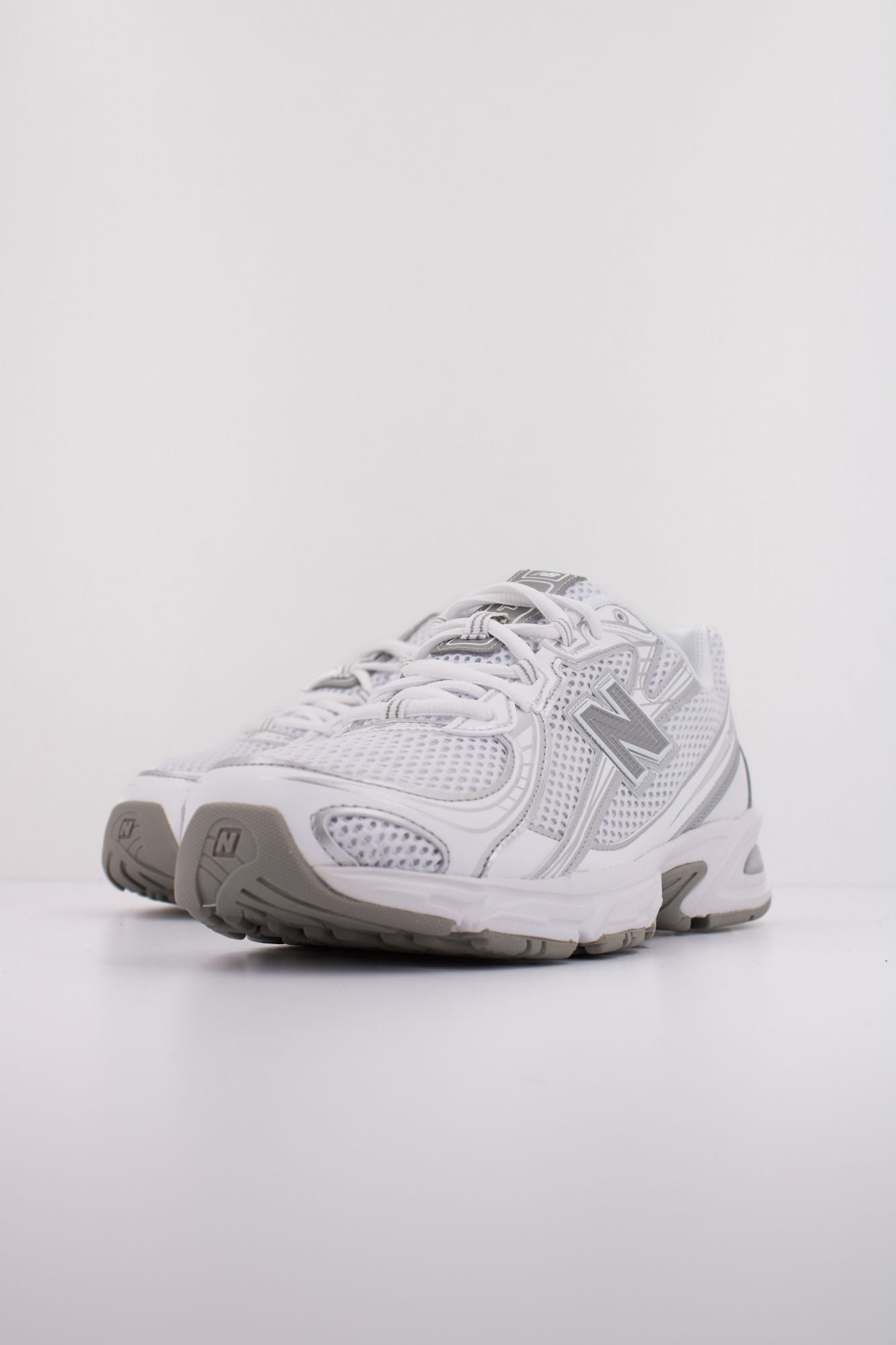 NEW BALANCE U740 en color BLANCO (2)