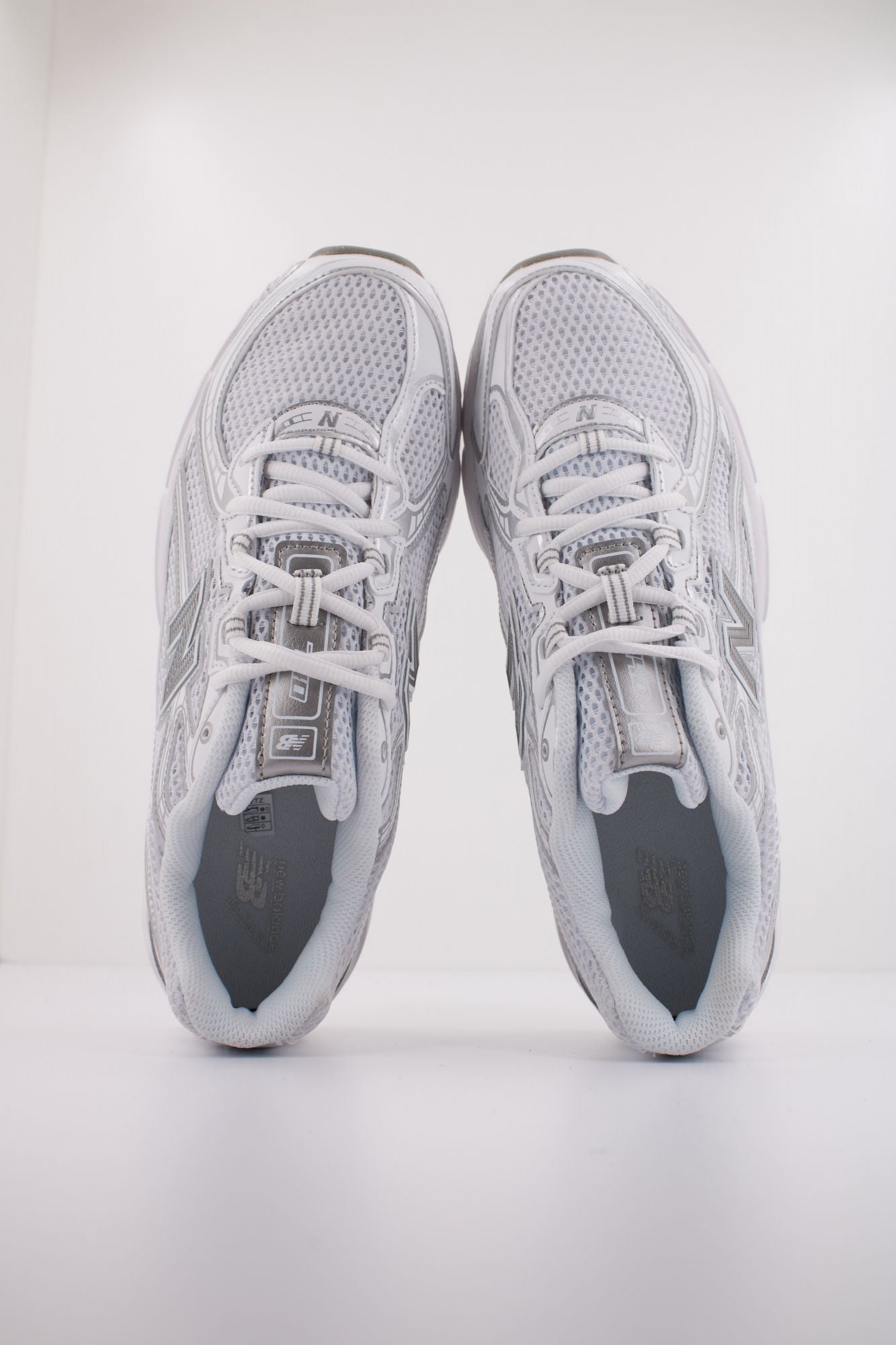 NEW BALANCE U740 en color BLANCO (3)