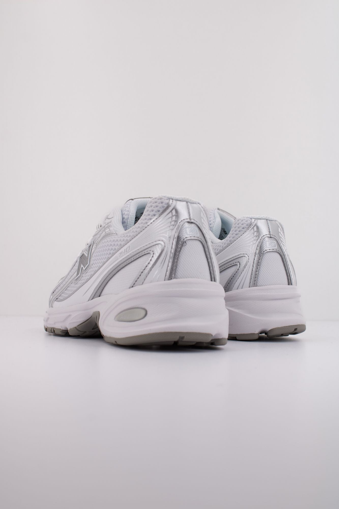 NEW BALANCE U740 en color BLANCO (4)