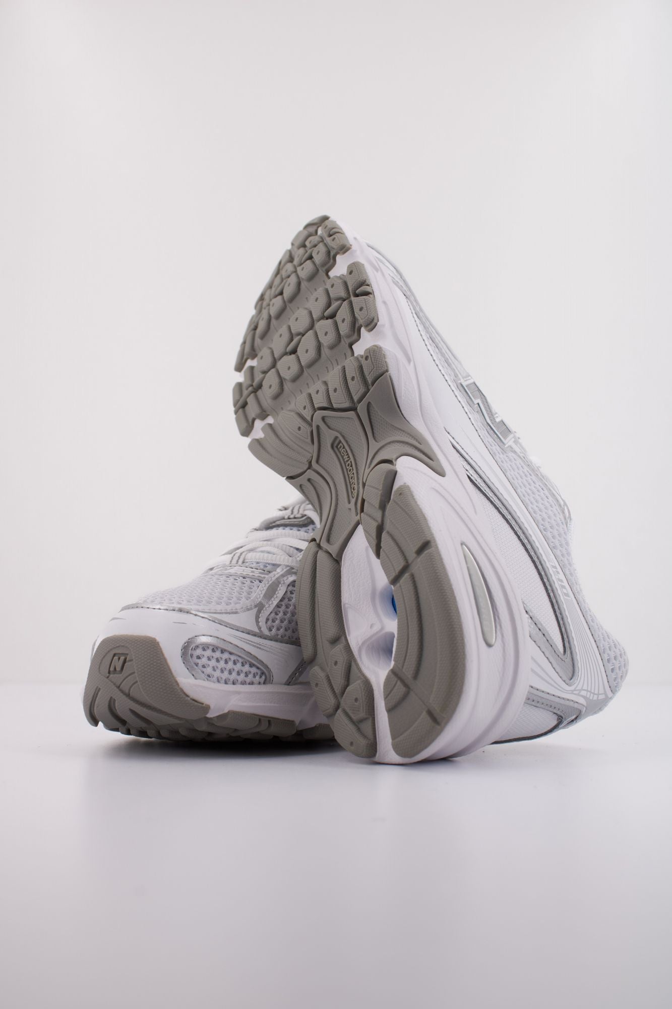 NEW BALANCE U740 en color BLANCO (5)