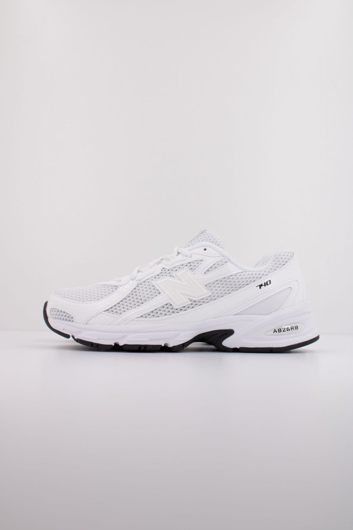 NEW BALANCE U740 en color BLANCO (1)