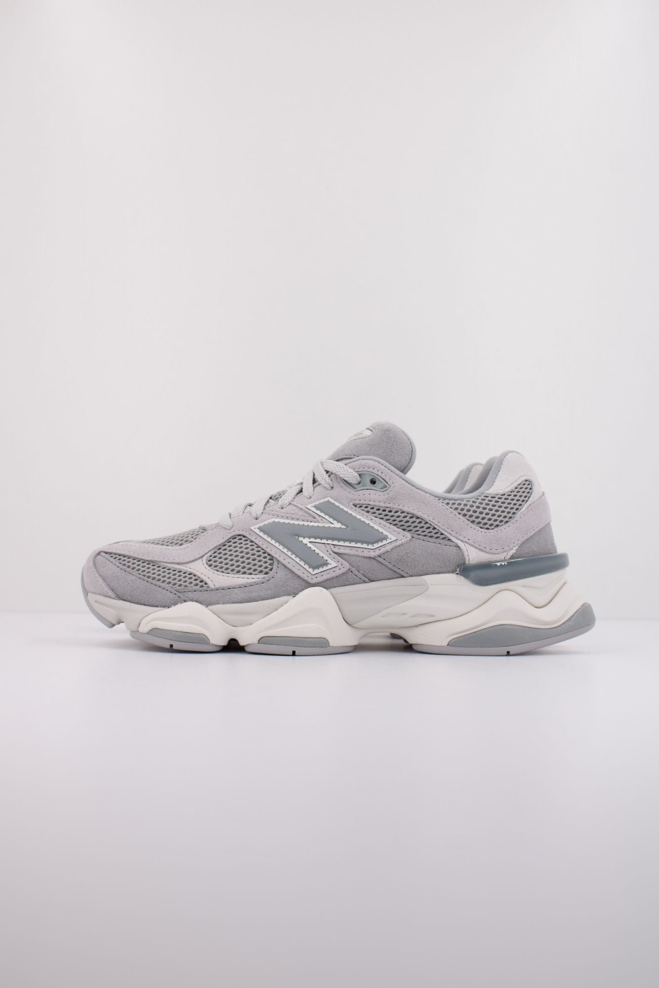 NEW BALANCE U9060 en color GRIS (1)