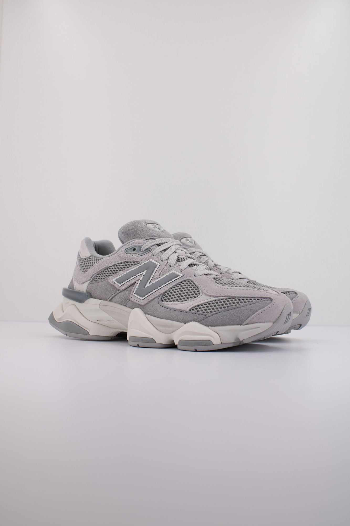 NEW BALANCE U9060 en color GRIS (2)