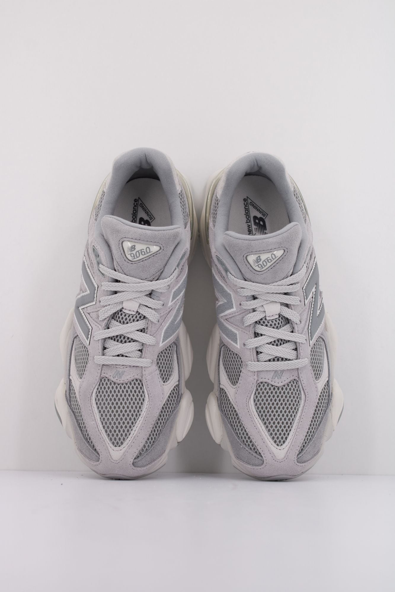 NEW BALANCE U9060 en color GRIS (3)