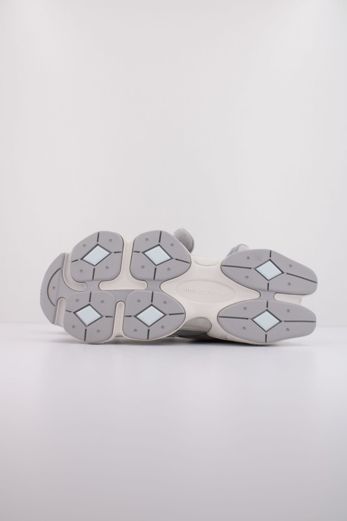 NEW BALANCE U9060 en color GRIS (5)