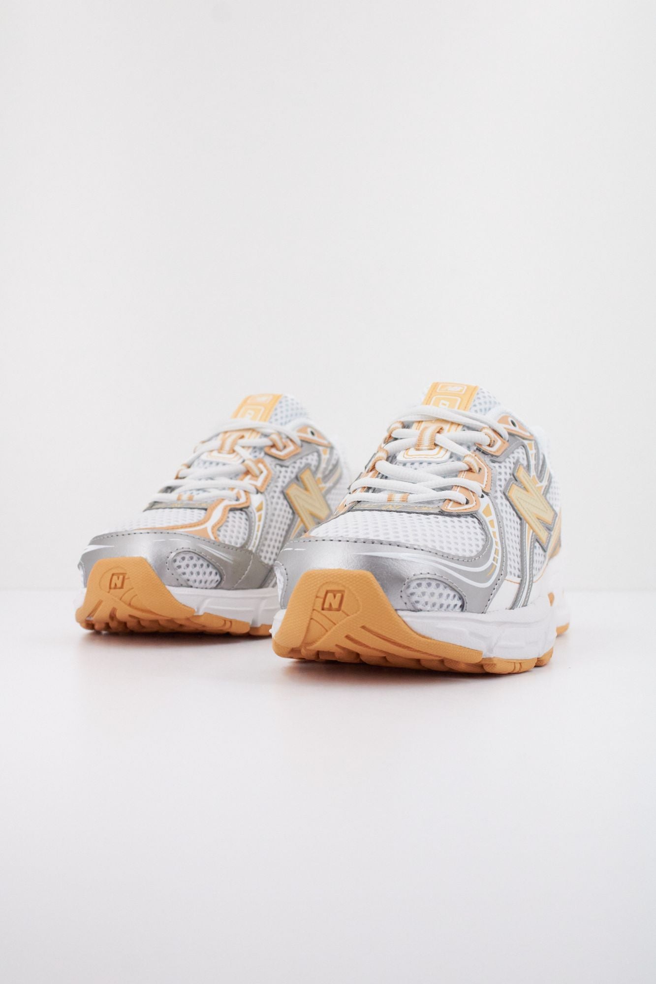 NEW BALANCE U740 NH2 en color BLANCO (2)