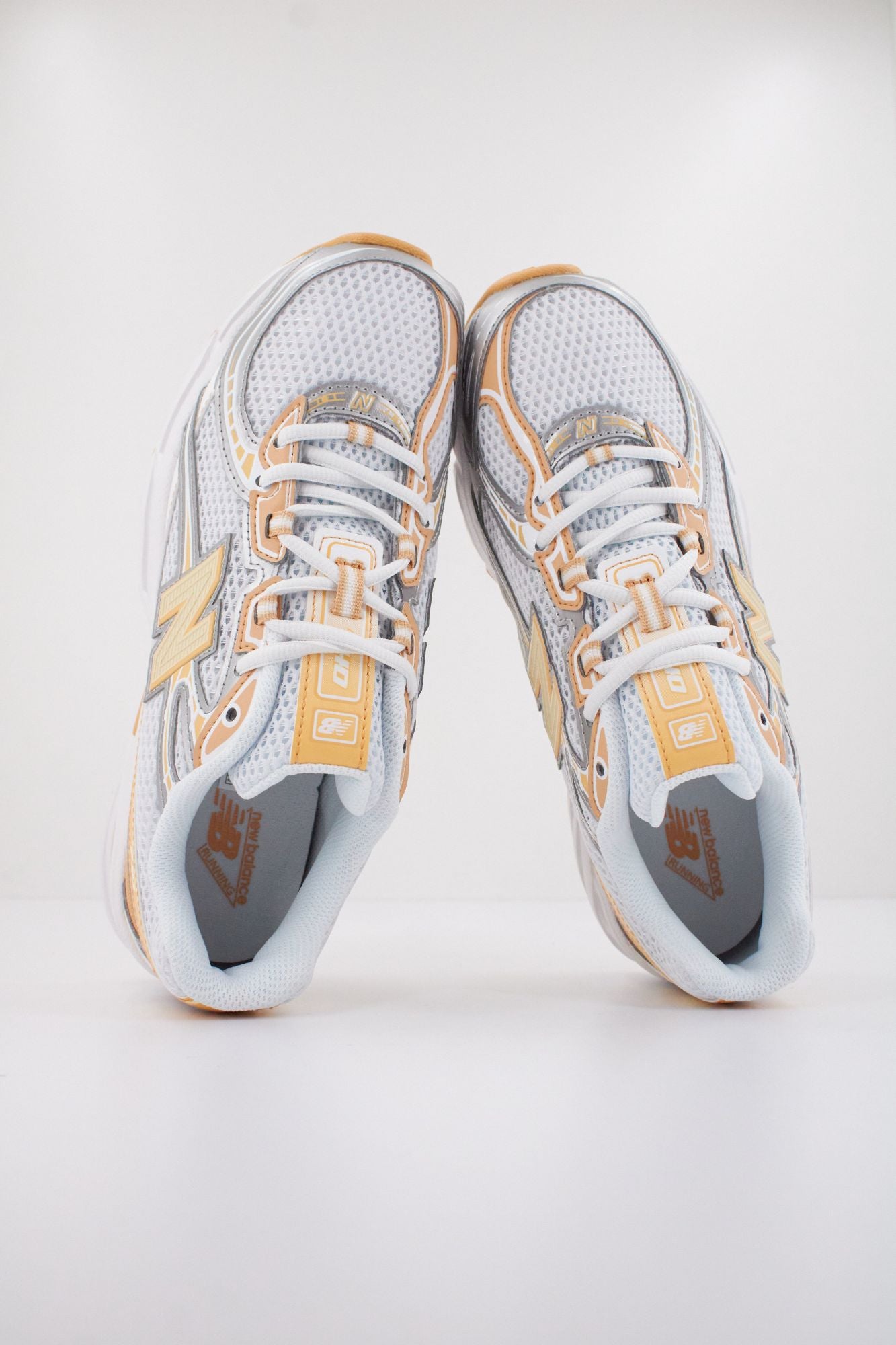 NEW BALANCE U740 NH2 en color BLANCO (3)