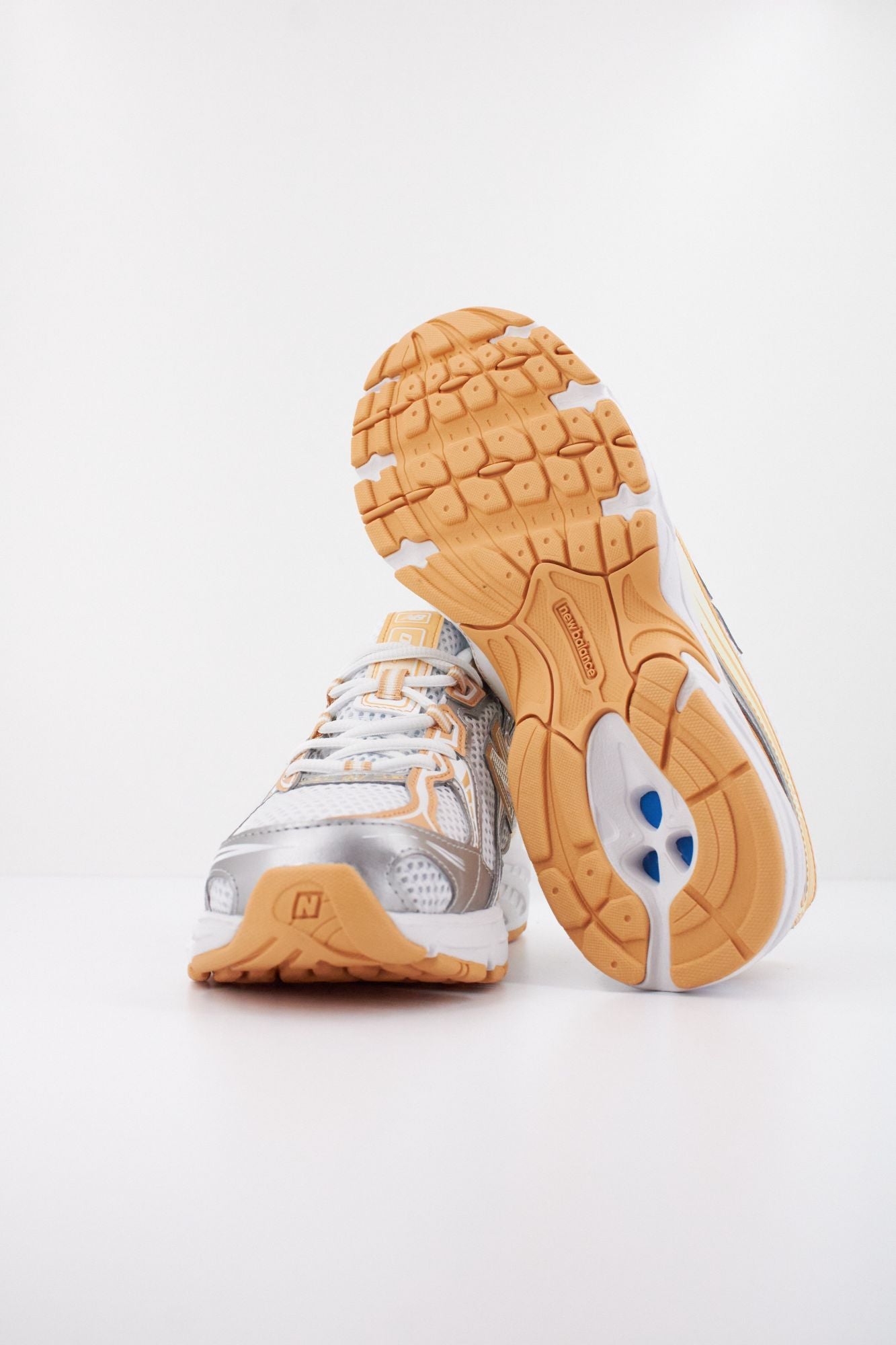 NEW BALANCE U740 NH2 en color BLANCO (5)