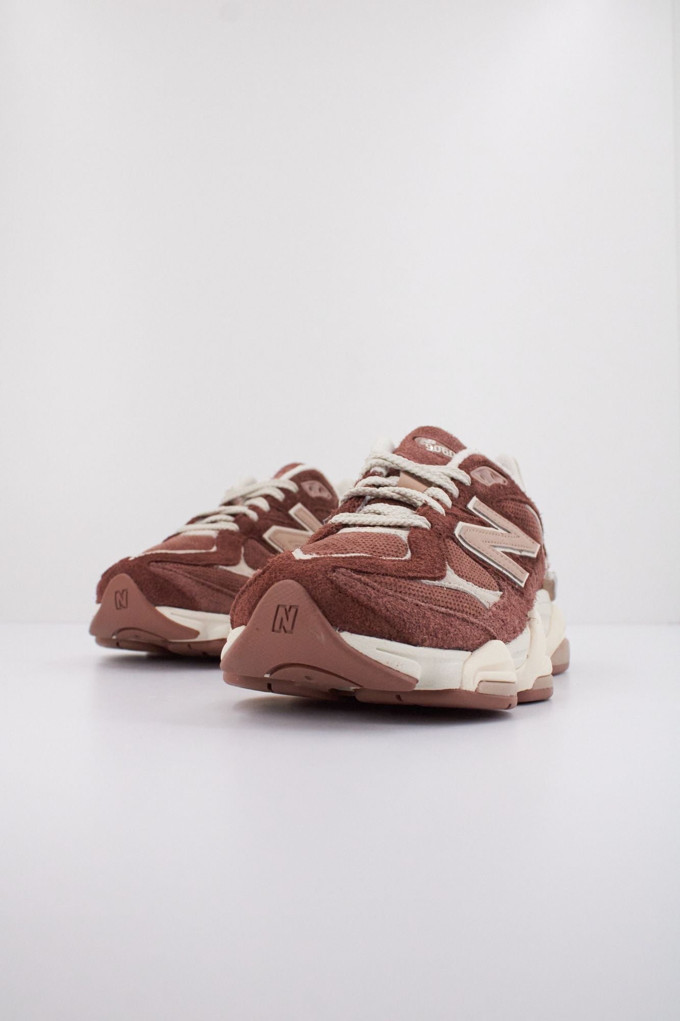 NEW BALANCE U9060 CCC en color MARRON (2)