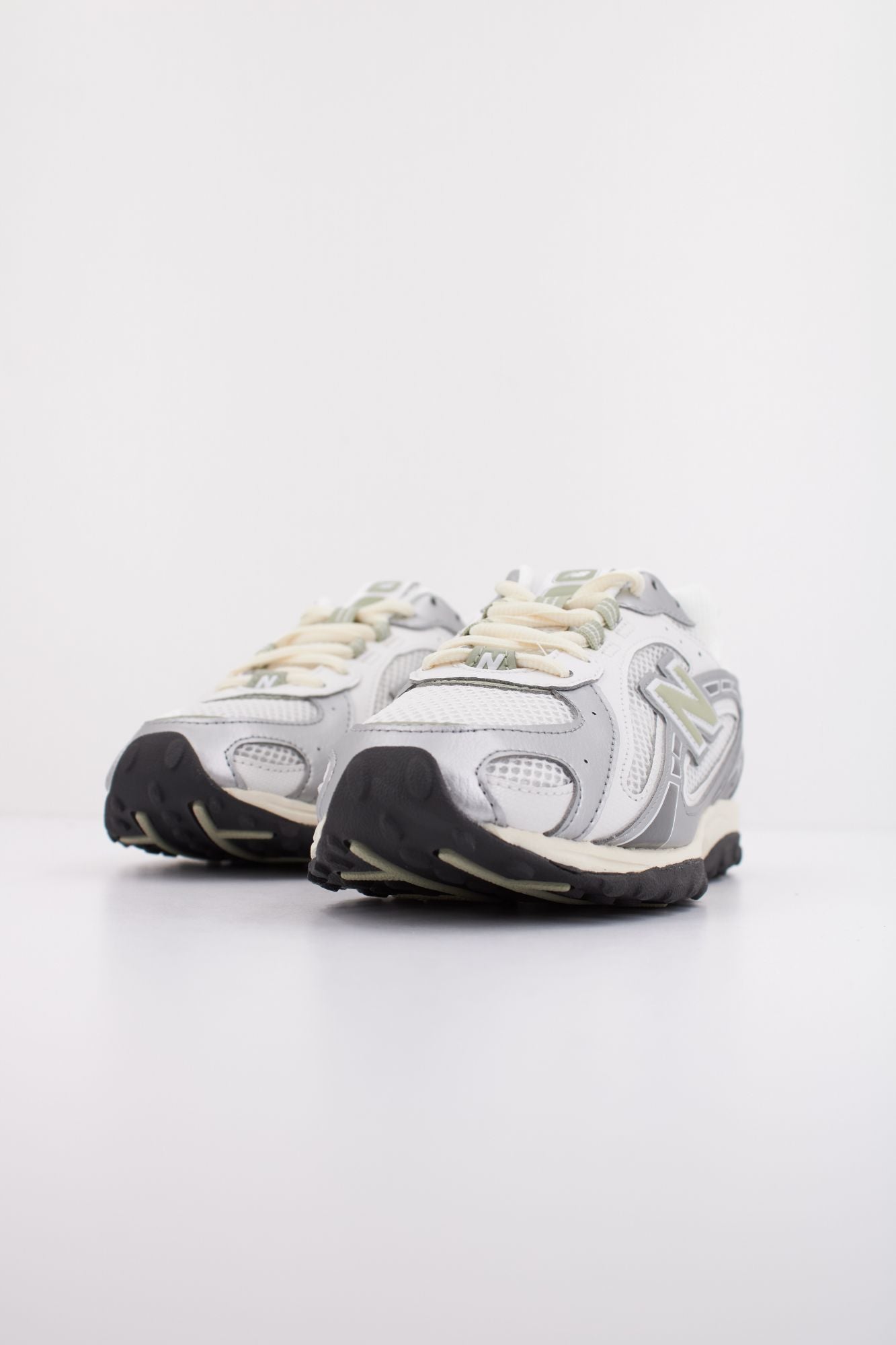 NEW BALANCE U204L SWB en color BLANCO (2)