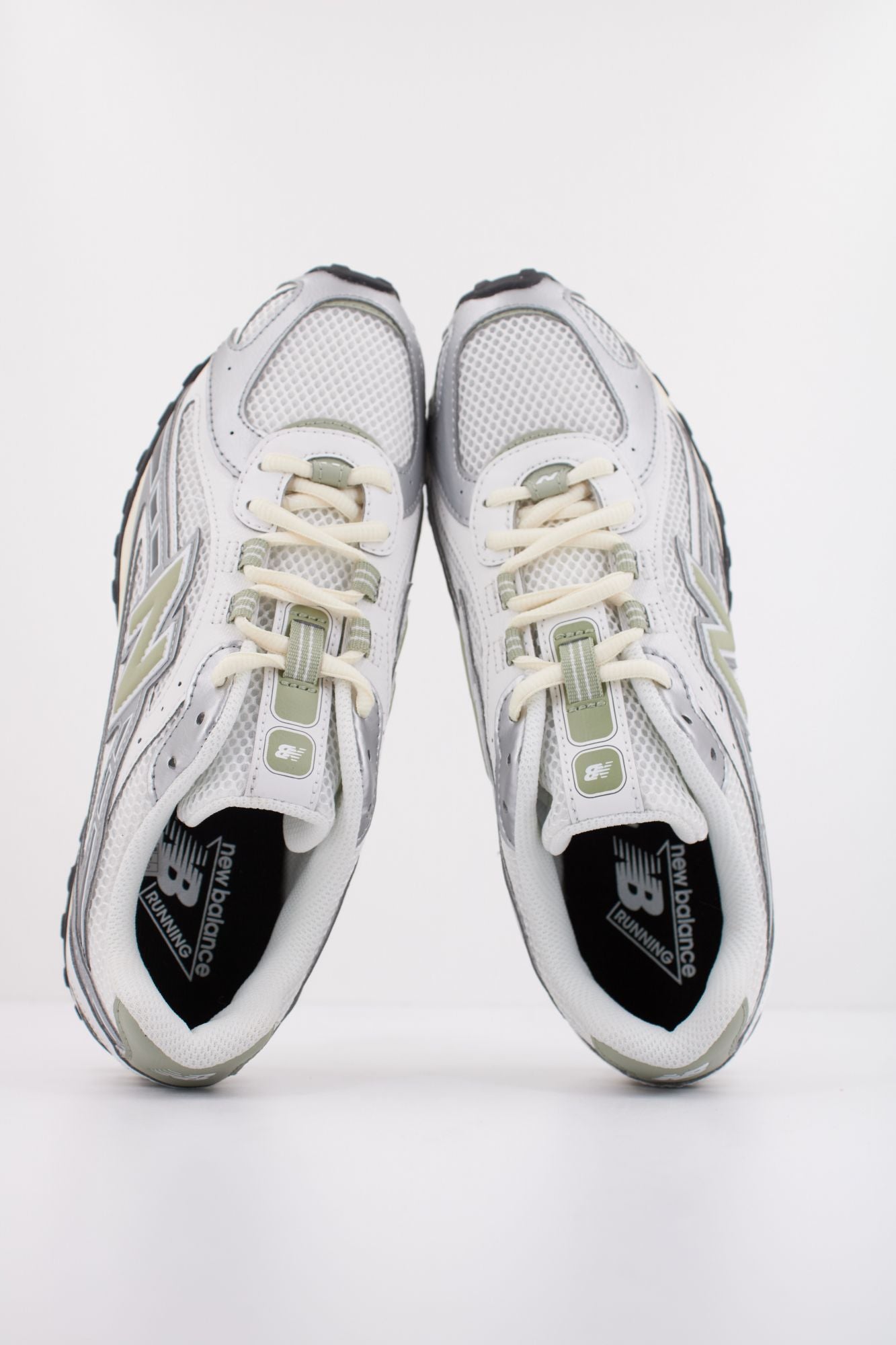 NEW BALANCE U204L SWB en color BLANCO (3)