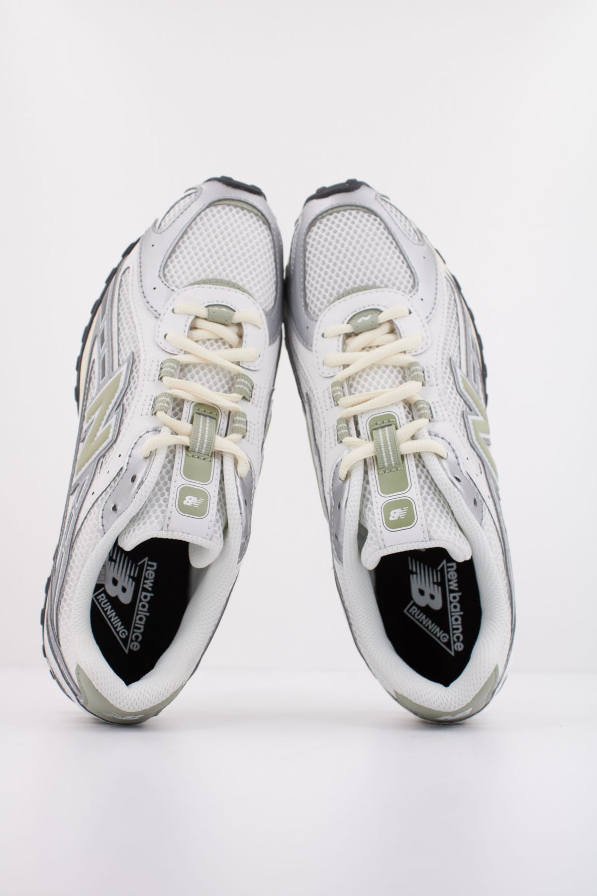 NEW BALANCE U204L SWB en color BLANCO (3)