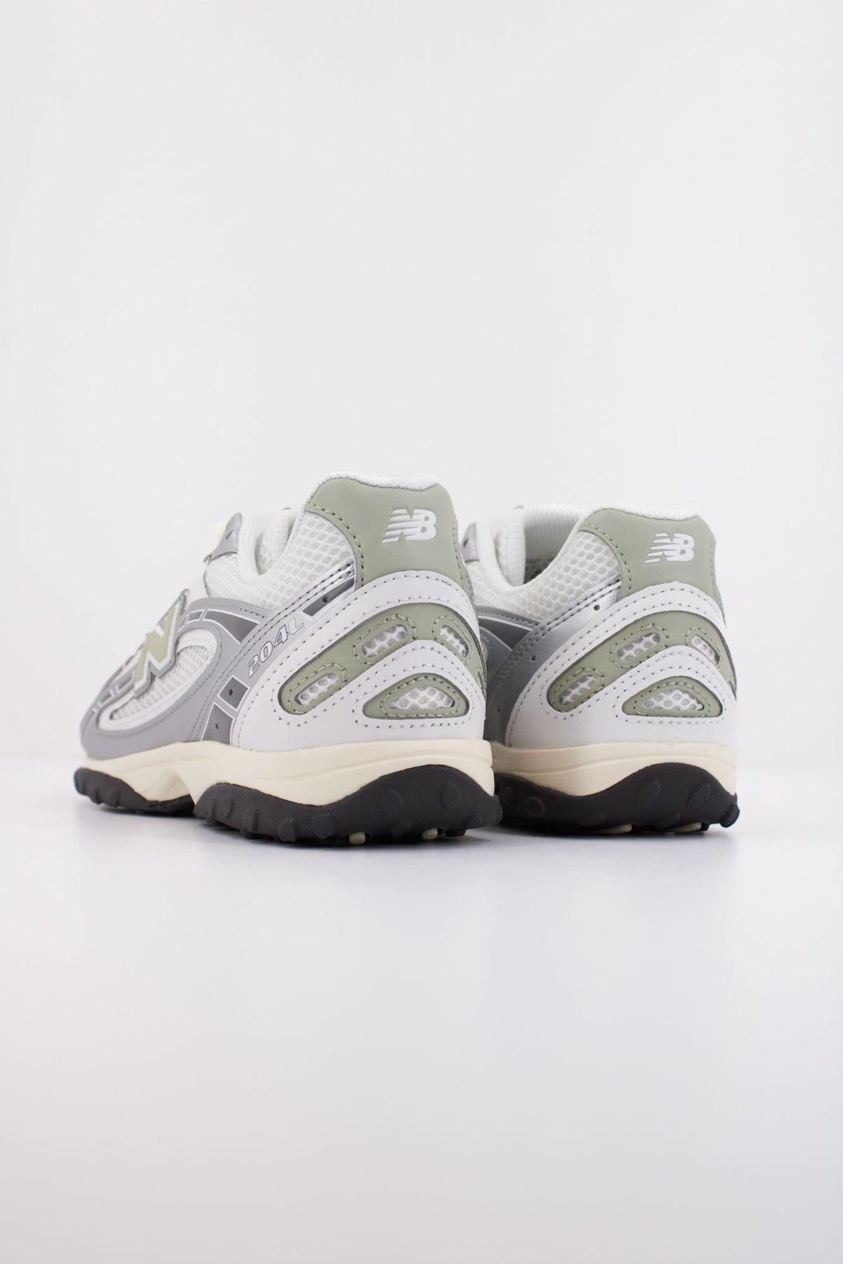 NEW BALANCE U204L SWB en color BLANCO (4)