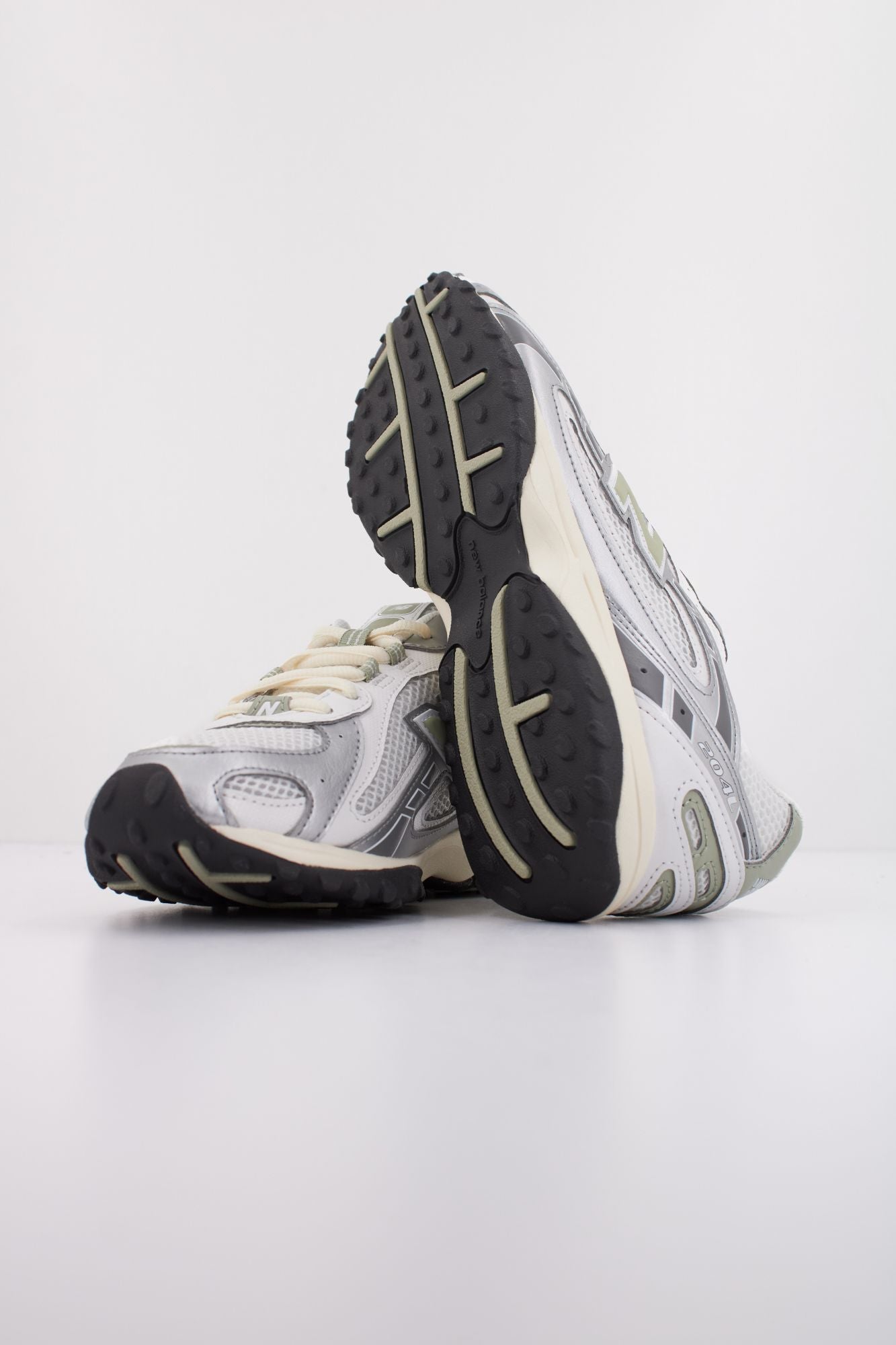 NEW BALANCE U204L SWB en color BLANCO (5)