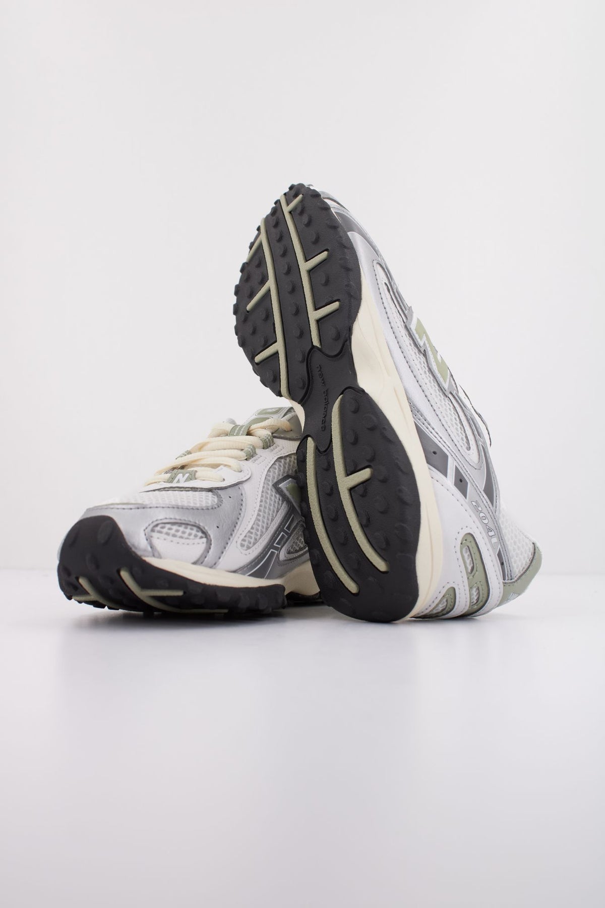 NEW BALANCE U204L SWB en color BLANCO (5)
