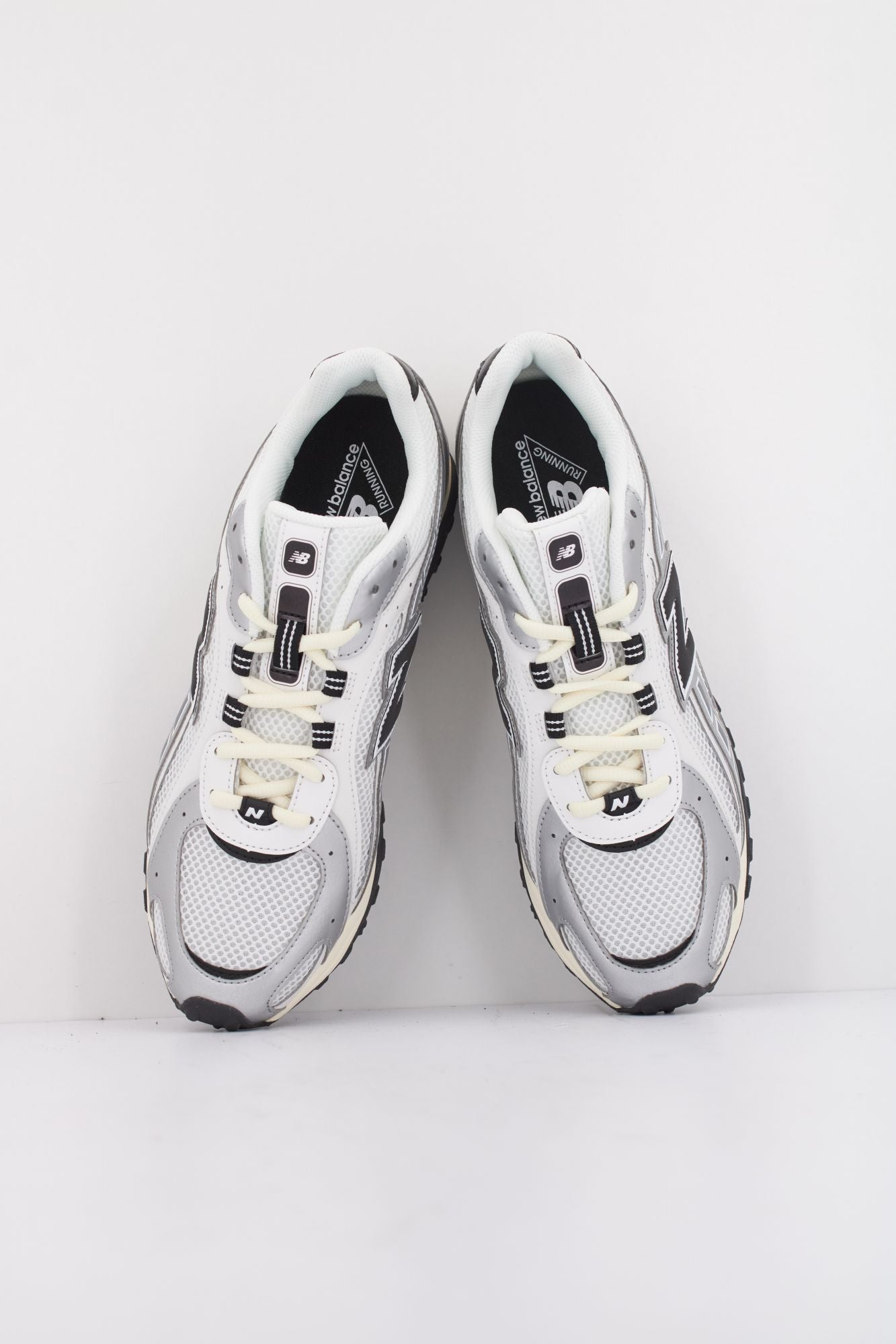 NEW BALANCE U204L en color BLANCO (3)